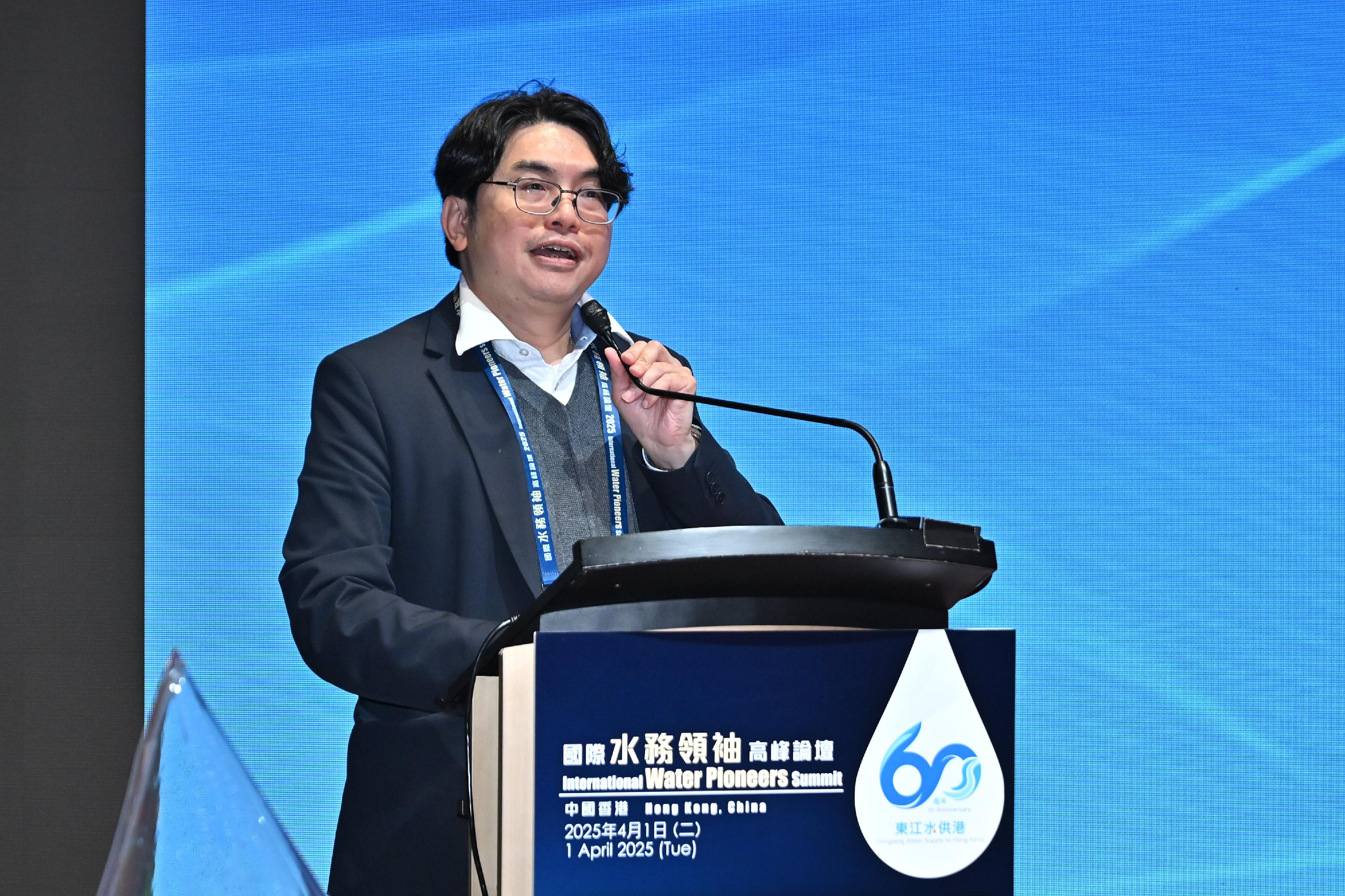 The International Water Pioneers Summit was held today (April 1) in Hong Kong. Photo shows the Director of Water Supplies, Mr Roger Wong, delivering closing remarks.