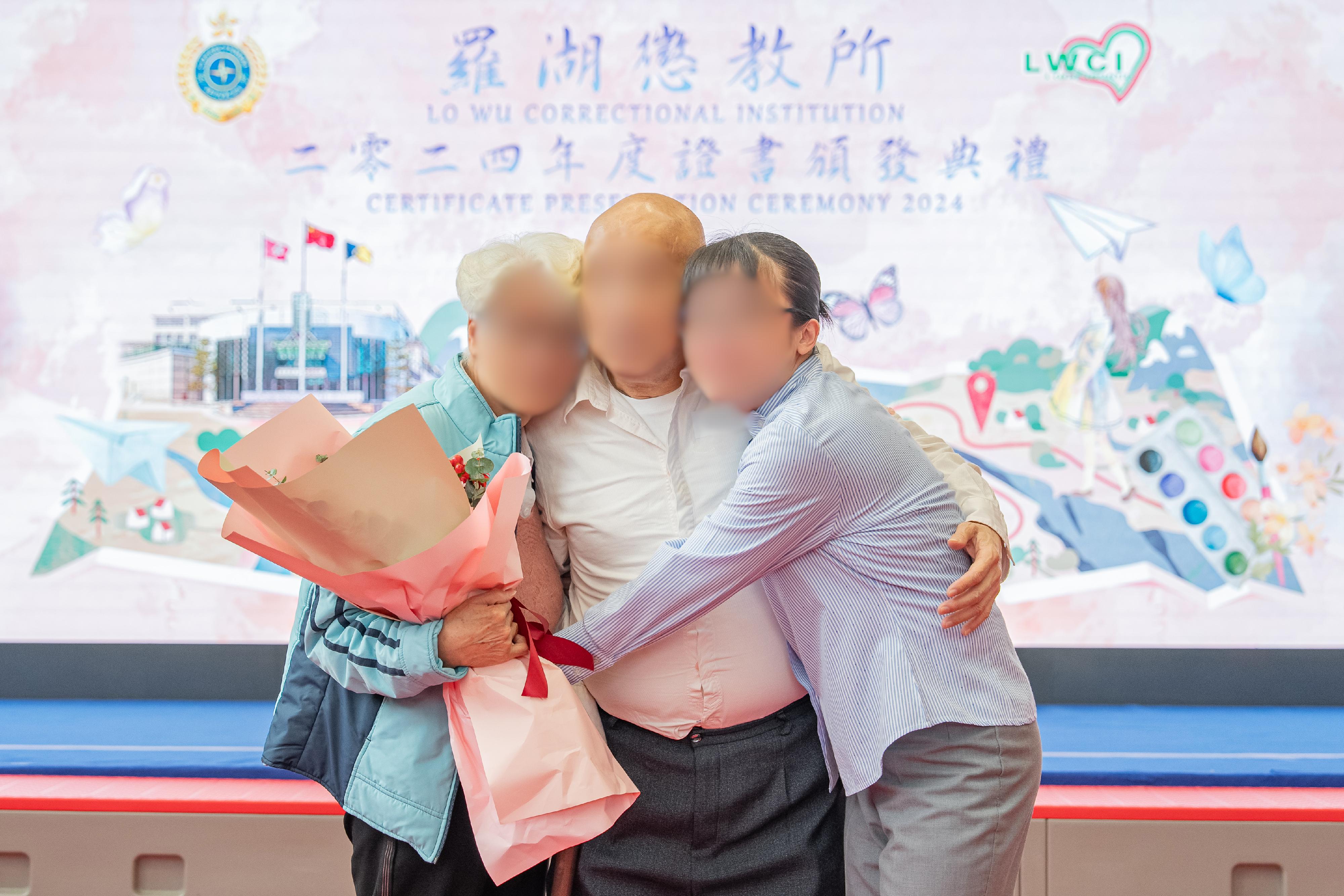 懲教署轄下羅湖懲教所今日（四月二日）舉行證書頒發典禮，頒發學業證書予在囚人士，以肯定她們在學業上努力進修的成果。圖示一名在囚人士感謝家人給予的支持和不離不棄。