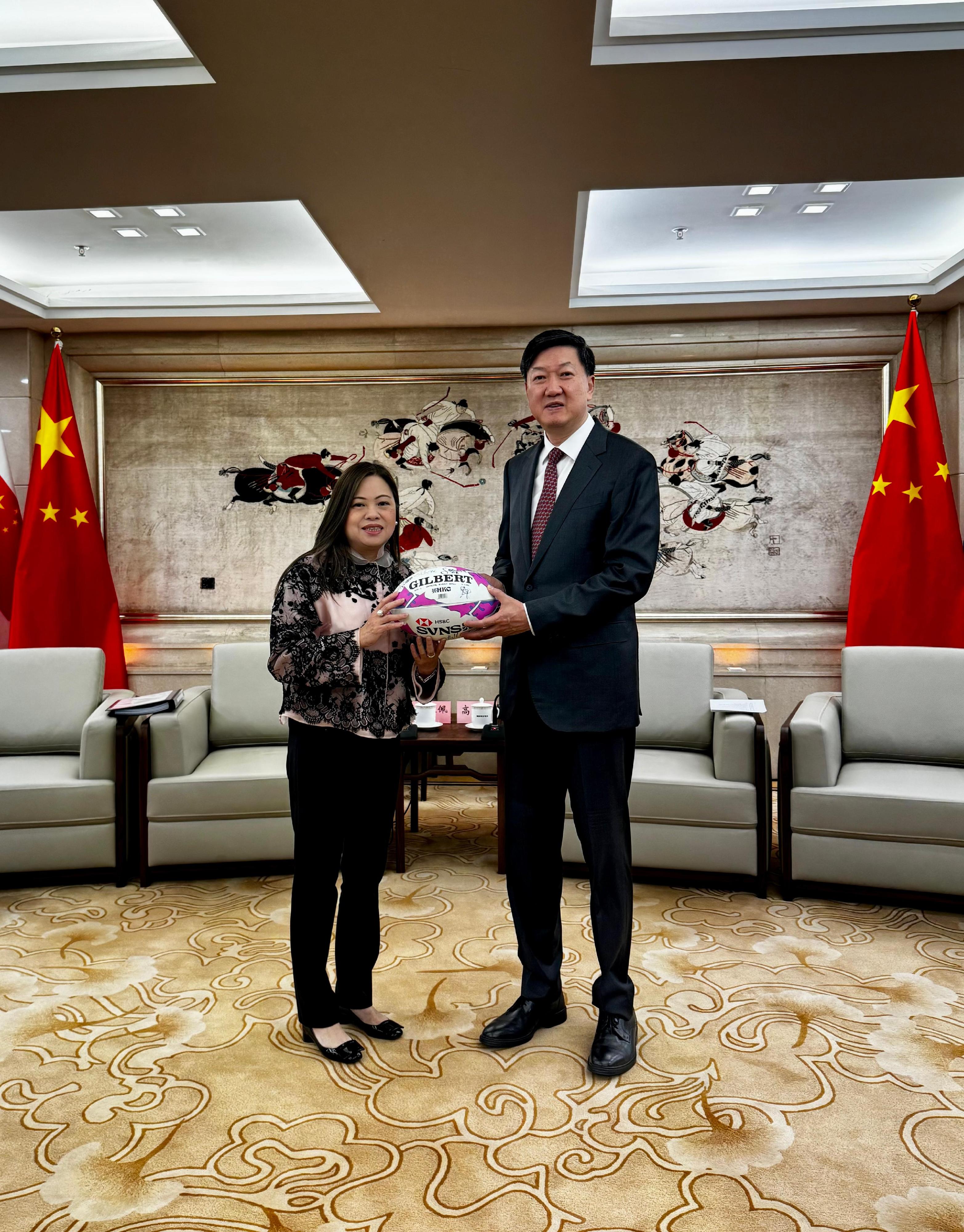 The Secretary for Culture, Sports and Tourism, Miss Rosanna Law, commenced her visit to Beijing today (April 2) and called on the Minister of the General Administration of Sport of China, Mr Gao Zhidan. Photo shows Miss Law (left) offering a souvenir to Mr Gao (right).