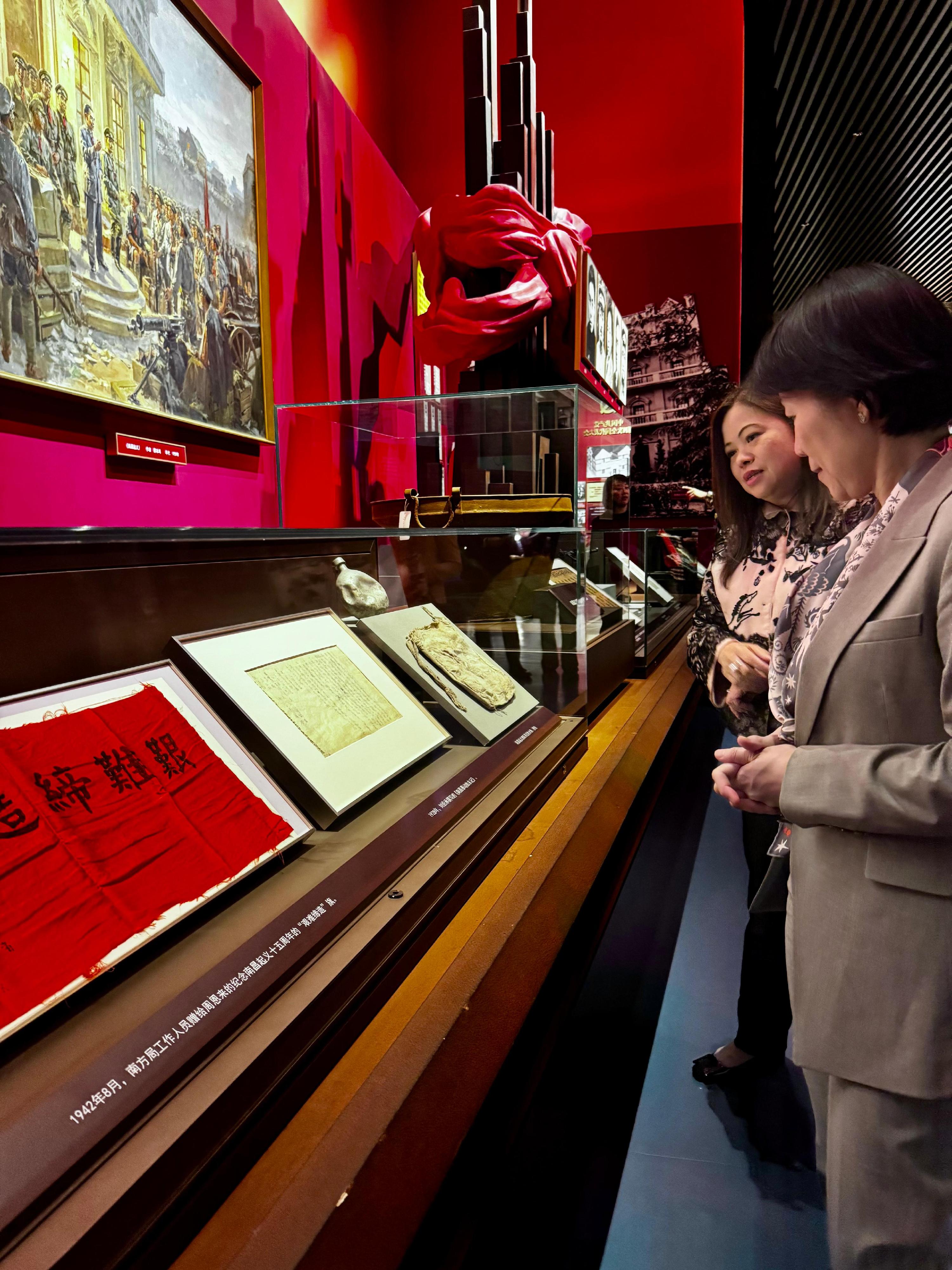 Accompanied by the Permanent Secretary for Culture, Sports and Tourism, Ms Vivian Sum (right), the Secretary for Culture, Sports and Tourism, Miss Rosanna Law (left), visited the Museum of the Communist Party of China in Beijing today (April 2). 
