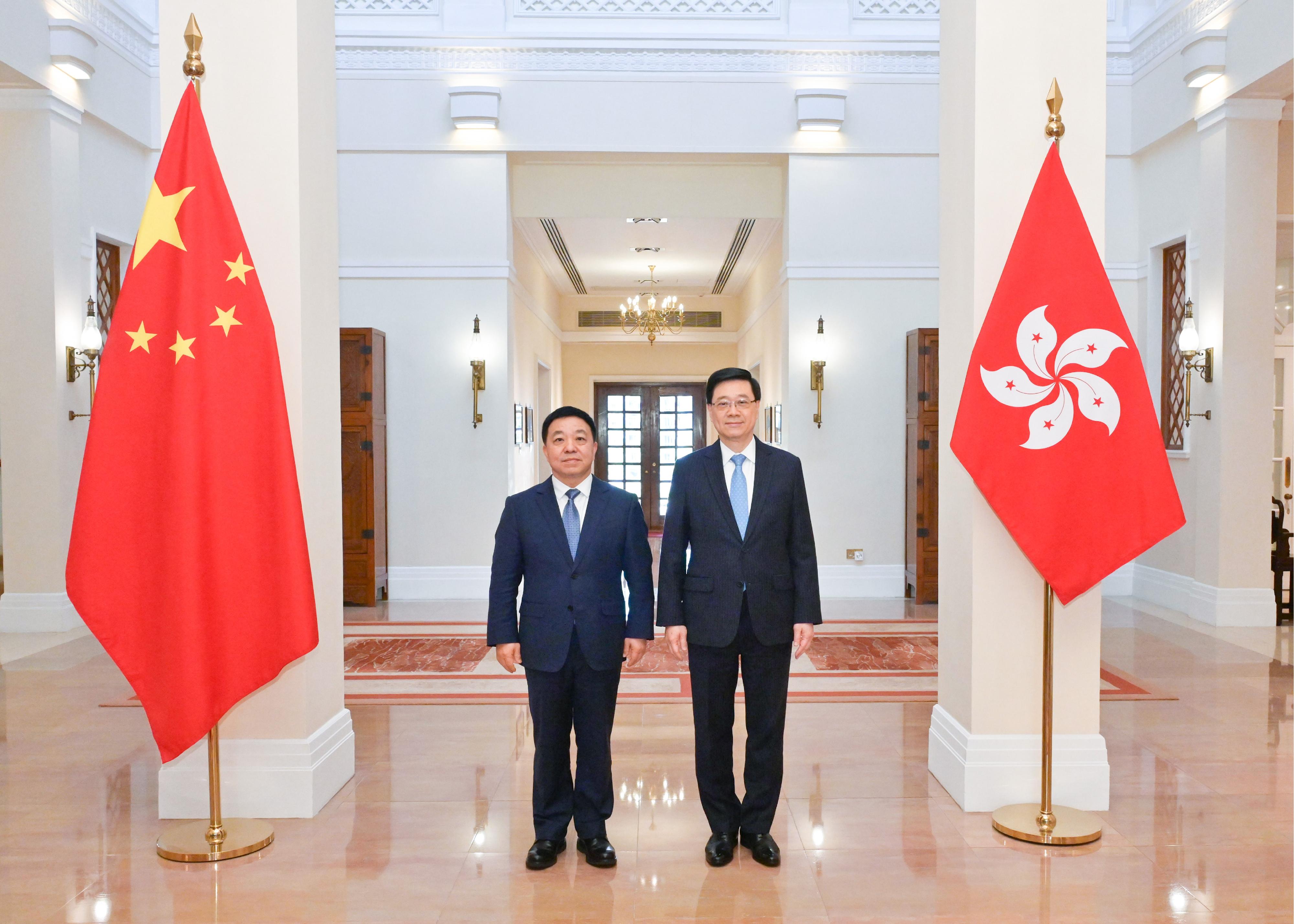 行政長官李家超（右）今日（四月二日）在禮賓府與江西省省長葉建春（左）會面。