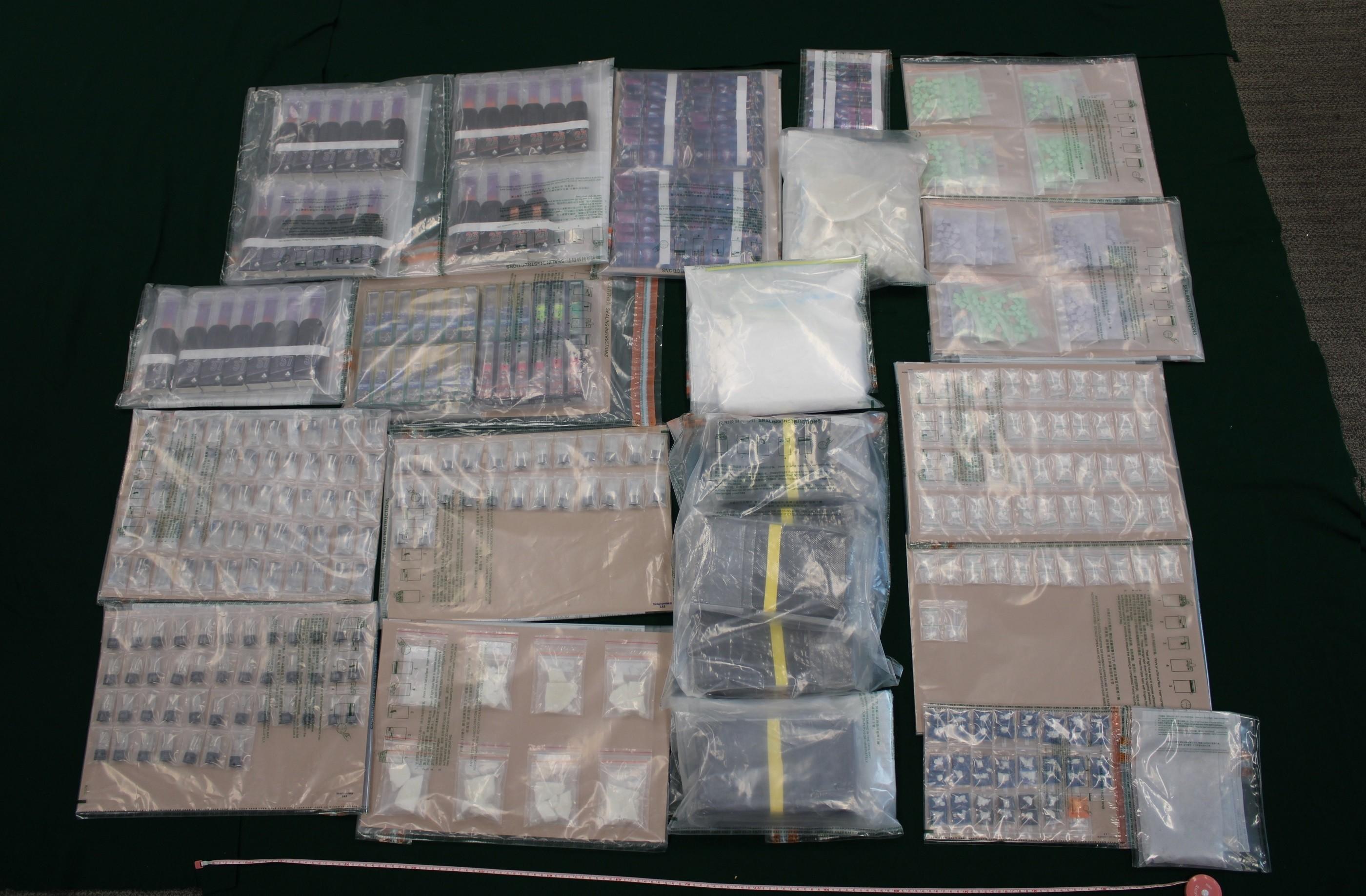 Hong Kong Customs yesterday (April 1) in Wong Tai Sin seized 129 suspected "space oil drug" capsules, about 6 kilograms of suspected cocaine, about 1.3kg of suspected crack cocaine, 1 500 tablets of suspected ecstasy, about 100 grams of suspected ecstasy powder, 102 electronic cigarette devices containing suspected cannabis oil, 80 electronic cigarette devices, and a batch of suspected drug packaging paraphernalia. Photo shows the suspected drugs seized in the case.
