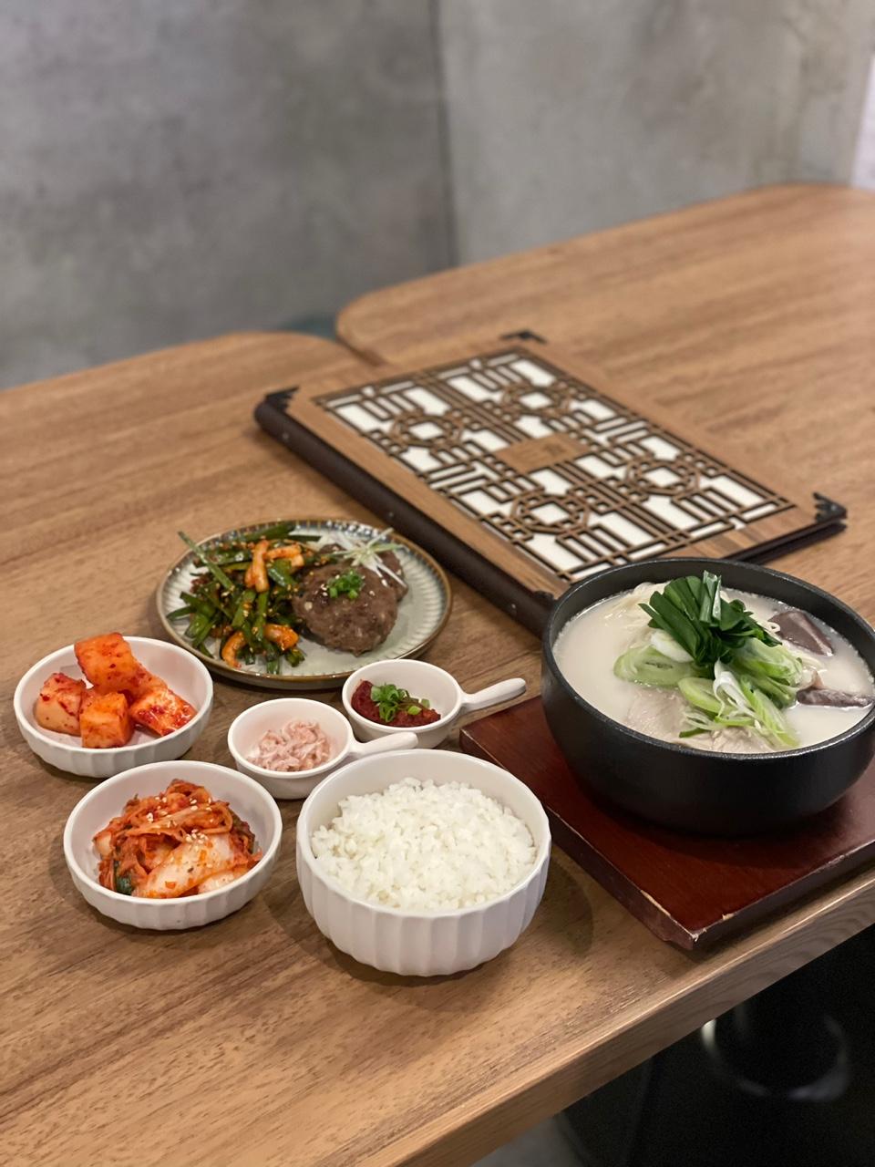 投資推廣署今日（四月三日）宣布，韓國餐廳品牌三食在香港開設首家門市，為本地顧客提供地道韓式料理。圖示該店的地道韓式菜餚。
