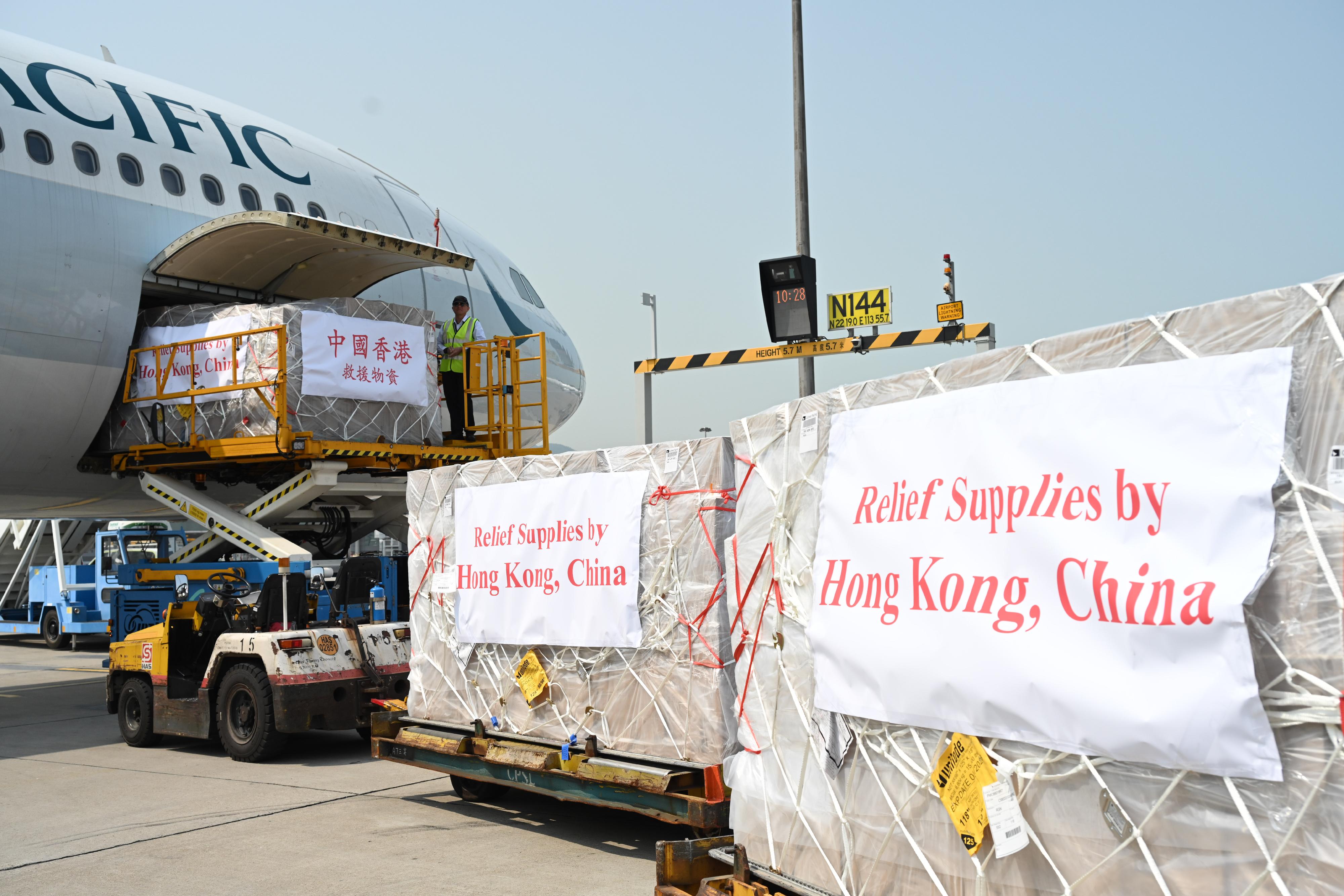 The Chief Secretary for Administration, Mr Chan Kwok-ki, attended a donation ceremony at Hong Kong International Airport today (April 3) to hand over a batch of emergency relief supplies to the Consul-General of Myanmar in Hong Kong, and immediately arranged for their delivery to the disaster-stricken areas to meet the immediate needs of the people affected. Photo shows the supplies being loaded onto an airplane.

