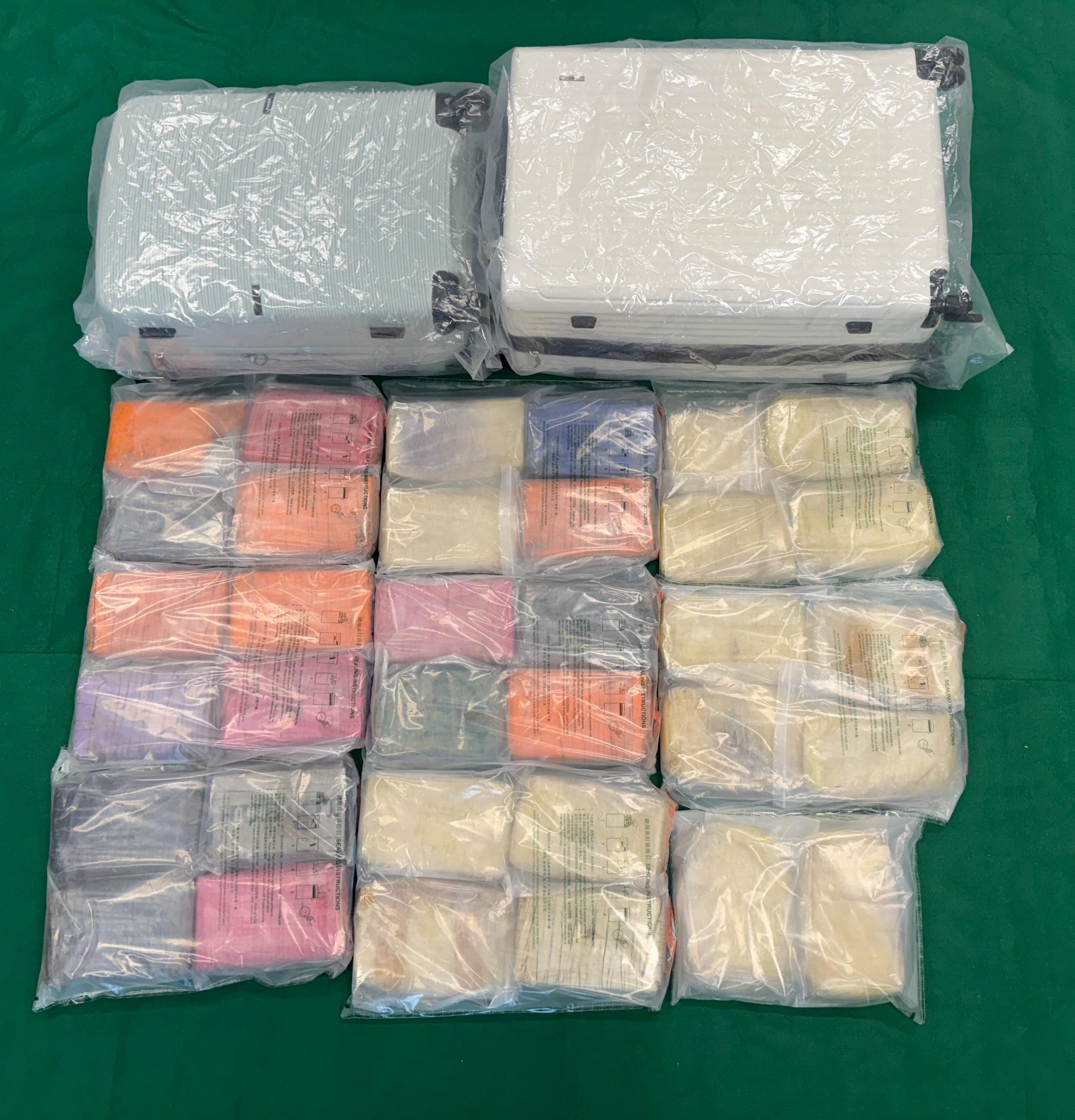 Hong Kong Customs yesterday (April 2) seized about 34 kilograms of suspected cocaine from storage in Hung Hom, with an estimated market value of about $29 million. Photo shows the suspected cocaine seized.