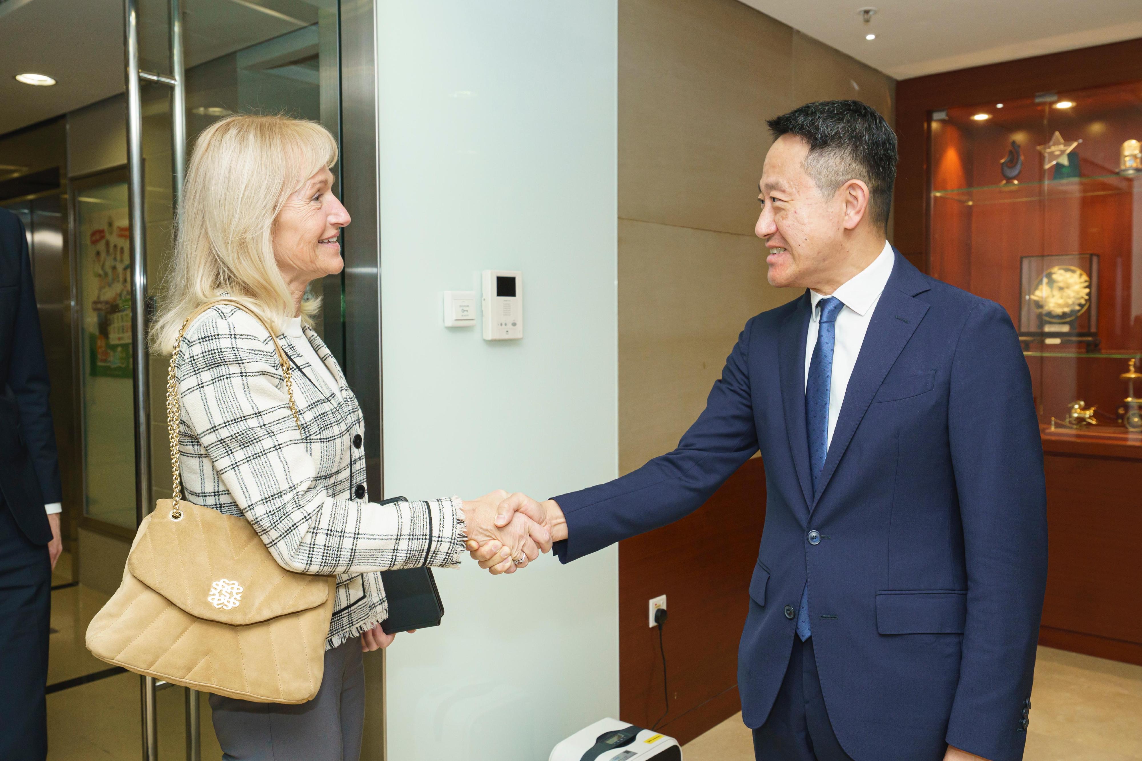 The Commissioner of Customs and Excise, Mr Chan Tsz-tat (right), today (April 3) held a bilateral meeting with the Director-General of the Customs Administration of the Netherlands, Mrs Nanette van Schelven (left), at the Customs Headquarters Building.