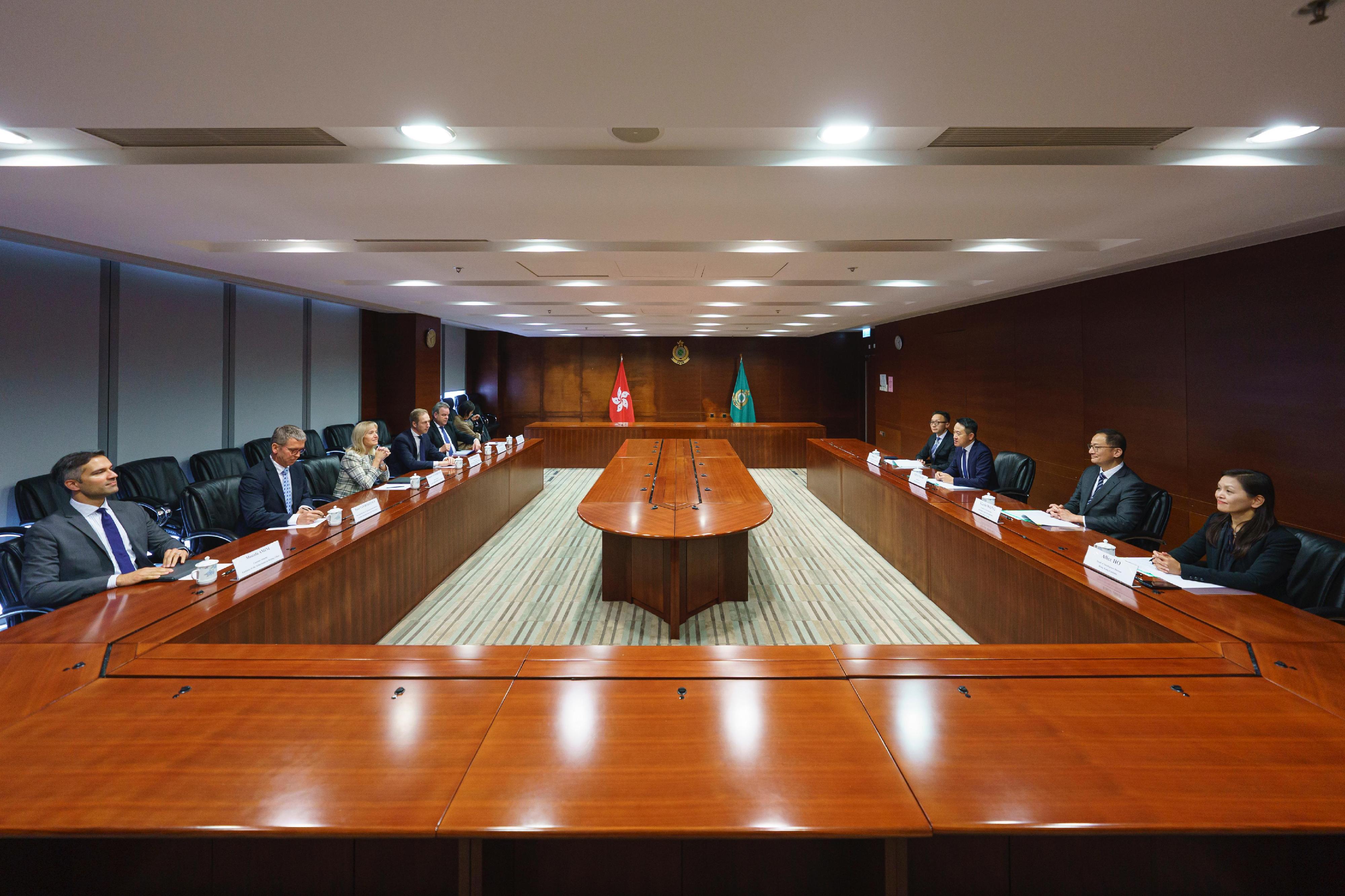 The Commissioner of Customs and Excise, Mr Chan Tsz-tat (third right), today (April 3) met with the Director-General of the Customs Administration of the Netherlands, Mrs Nanette van Schelven (third left), at the Customs Headquarters Building. Photo shows officers from both sides exchanging views on issues of mutual concern.