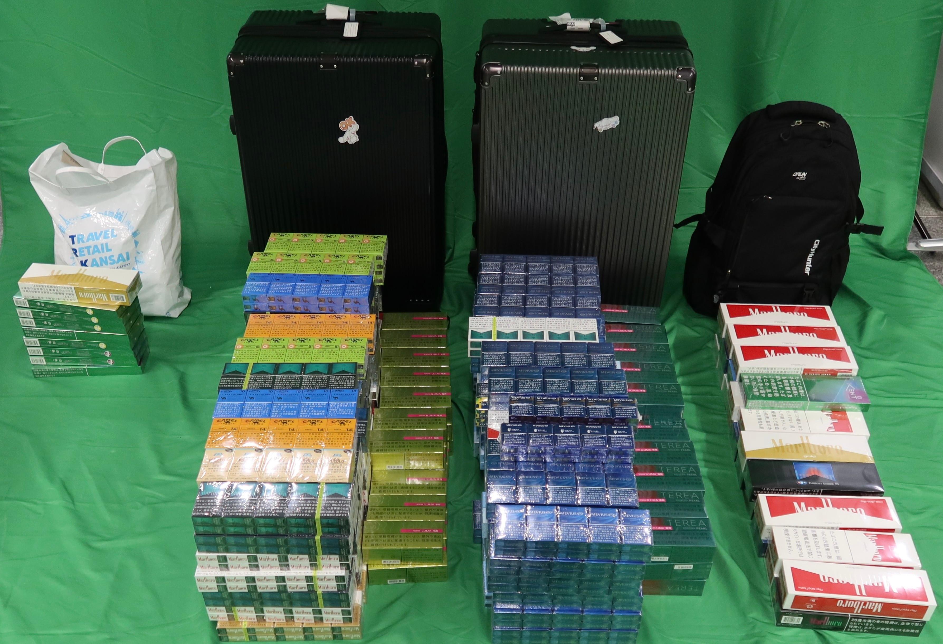 一名三十八歲入境男旅客因進口未完稅香煙以及未有向海關人員作出申報，違反《應課稅品條例》，及進口另類吸煙產品，違反《進出口條例》，今日（四月三日）在西九龍裁判法院被判處監禁七個月零五天。圖示檢獲的未完稅香煙及另類吸煙產品。
