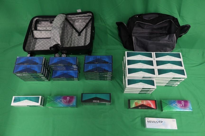 一名三十八歲入境男旅客因進口未完稅香煙以及未有向海關人員作出申報，違反《應課稅品條例》，及進口另類吸煙產品，違反《進出口條例》，今日（四月三日）在西九龍裁判法院被判處監禁七個月零五天。圖示檢獲的未完稅香煙及另類吸煙產品。
