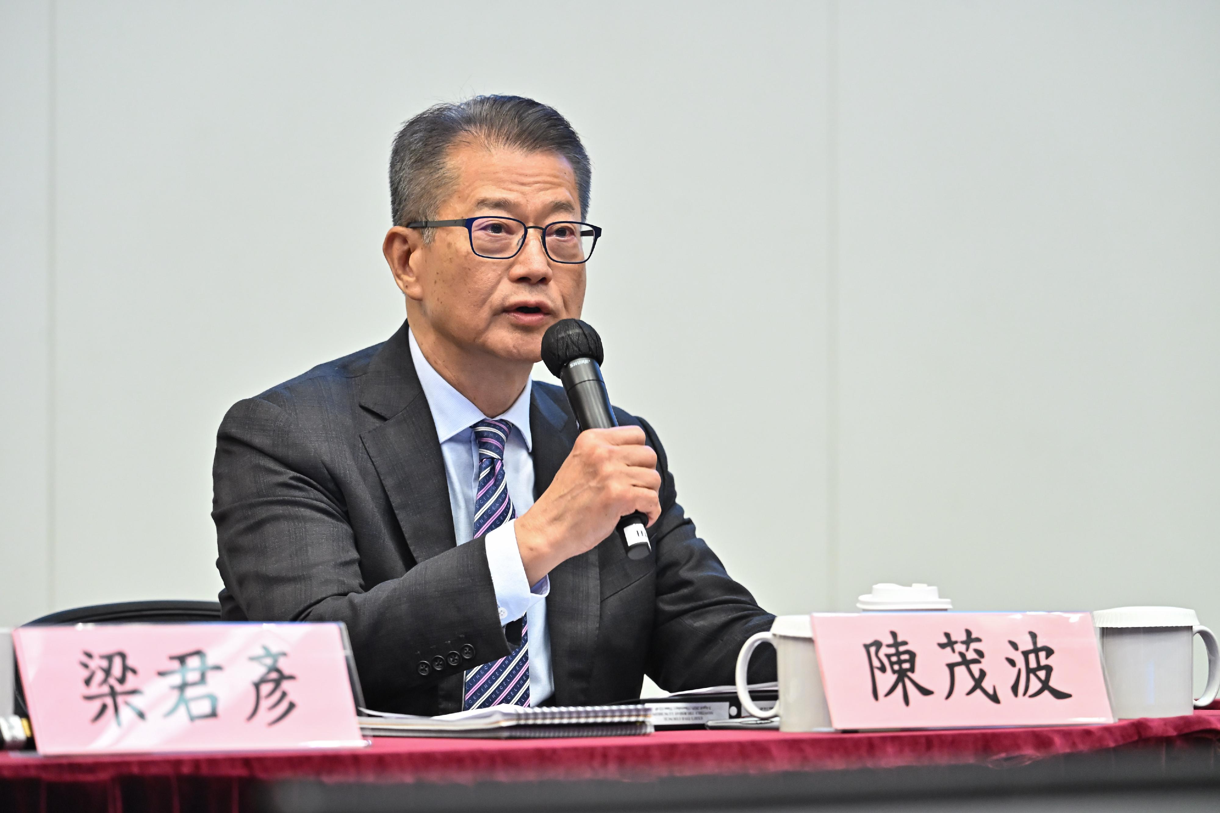 The Hong Kong Special Administrative Region Government today (April 3) held a seminar on learning the spirit of the "two sessions" at the Central Government Offices. Photo shows the Financial Secretary, Mr Paul Chan, sharing his views.