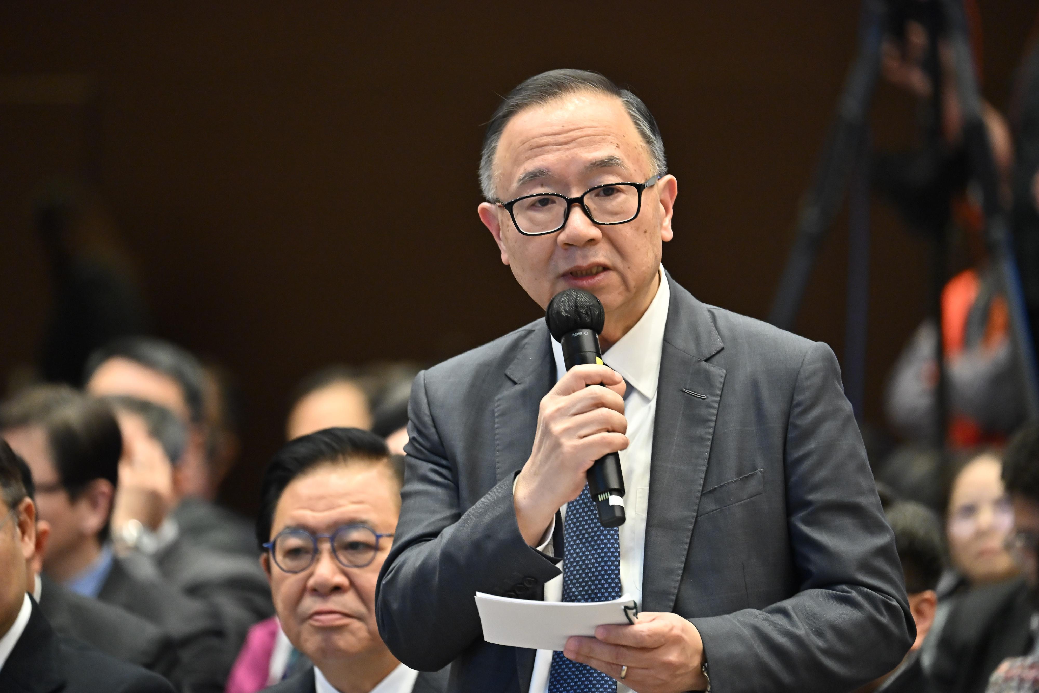 The Hong Kong Special Administrative Region Government today (April 3) held a seminar on learning the spirit of the "two sessions" at the Central Government Offices. Photo shows member of the Standing Committee of the 14th National Committee of the Chinese People's Political Consultative Conference, Mr Martin Liao, sharing his views.