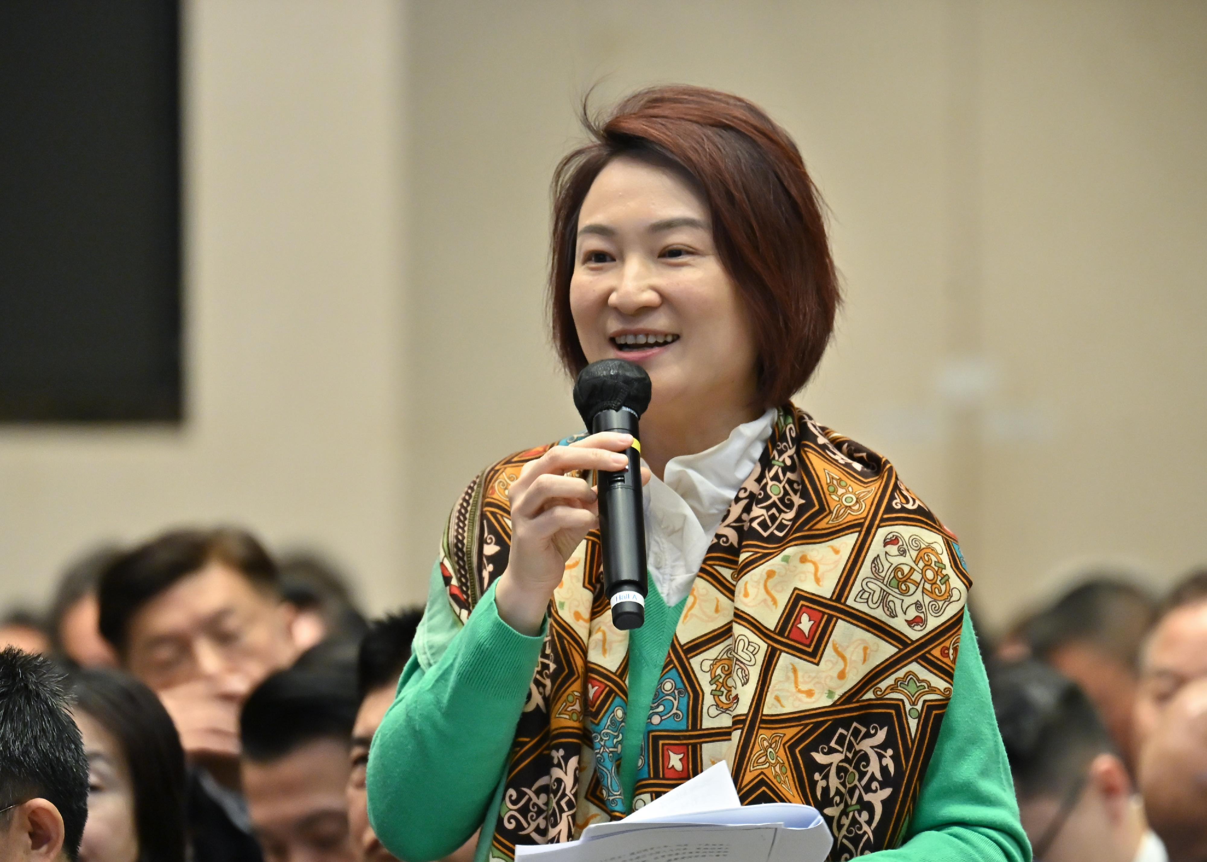 The Hong Kong Special Administrative Region Government today (April 3) held a seminar on learning the spirit of the "two sessions" at the Central Government Offices. Photo shows member of the Standing Committee of the 14th National People's Congress, Dr Starry Lee, sharing her views.
