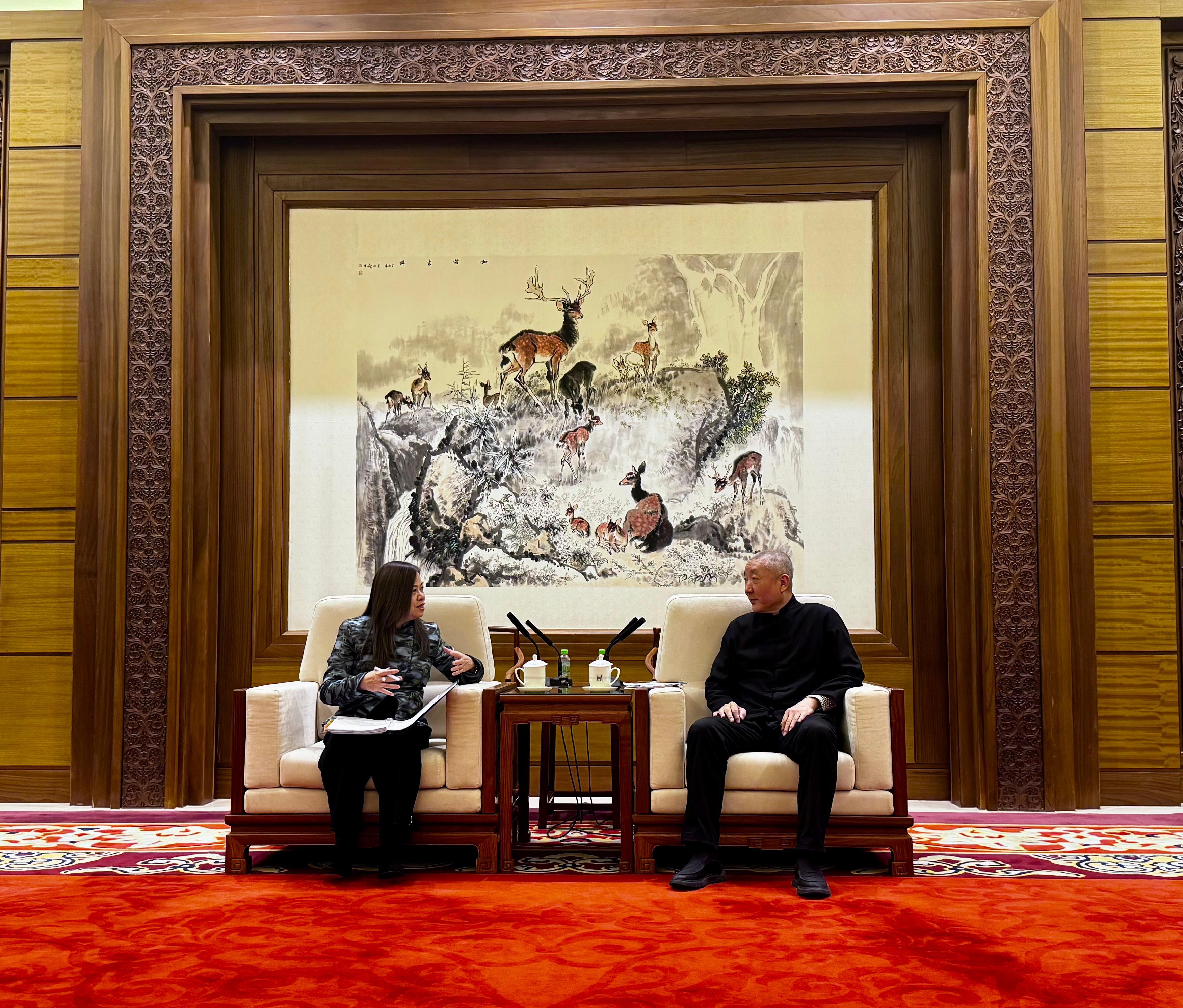 The Secretary for Culture, Sports and Tourism, Miss Rosanna Law (left), continued her visit to Beijing today (April 3) and called on the Vice Minister of Culture and Tourism, Mr Gao Zheng (right).