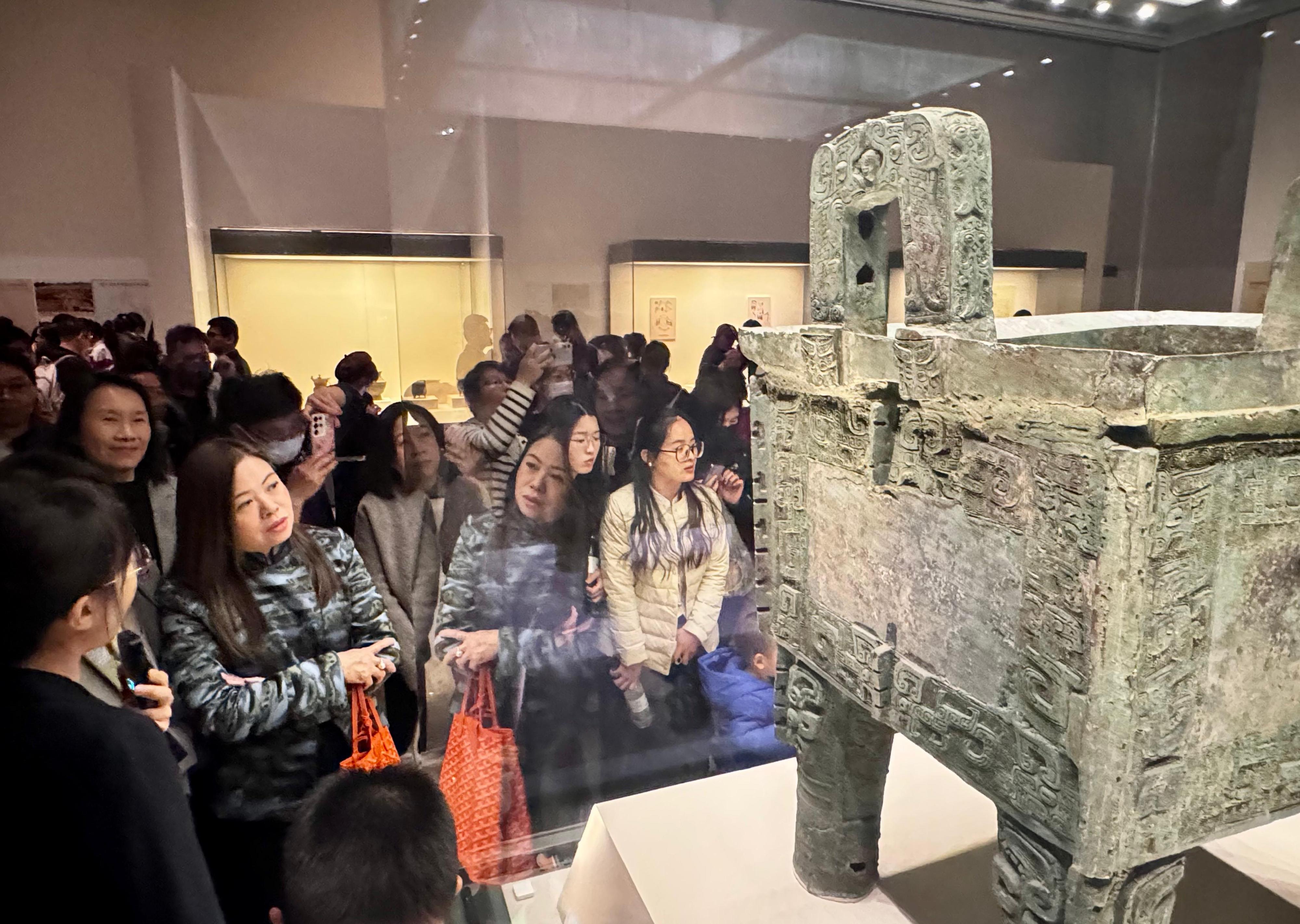 Accompanied by the Director of Leisure & Cultural Services, Ms Manda Chan (second left), the Secretary for Culture, Sports and Tourism, Miss Rosanna Law (third left), continued her visit to Beijing today (April 3) and visited the "Ancient China" exhibition in the National Museum of China.