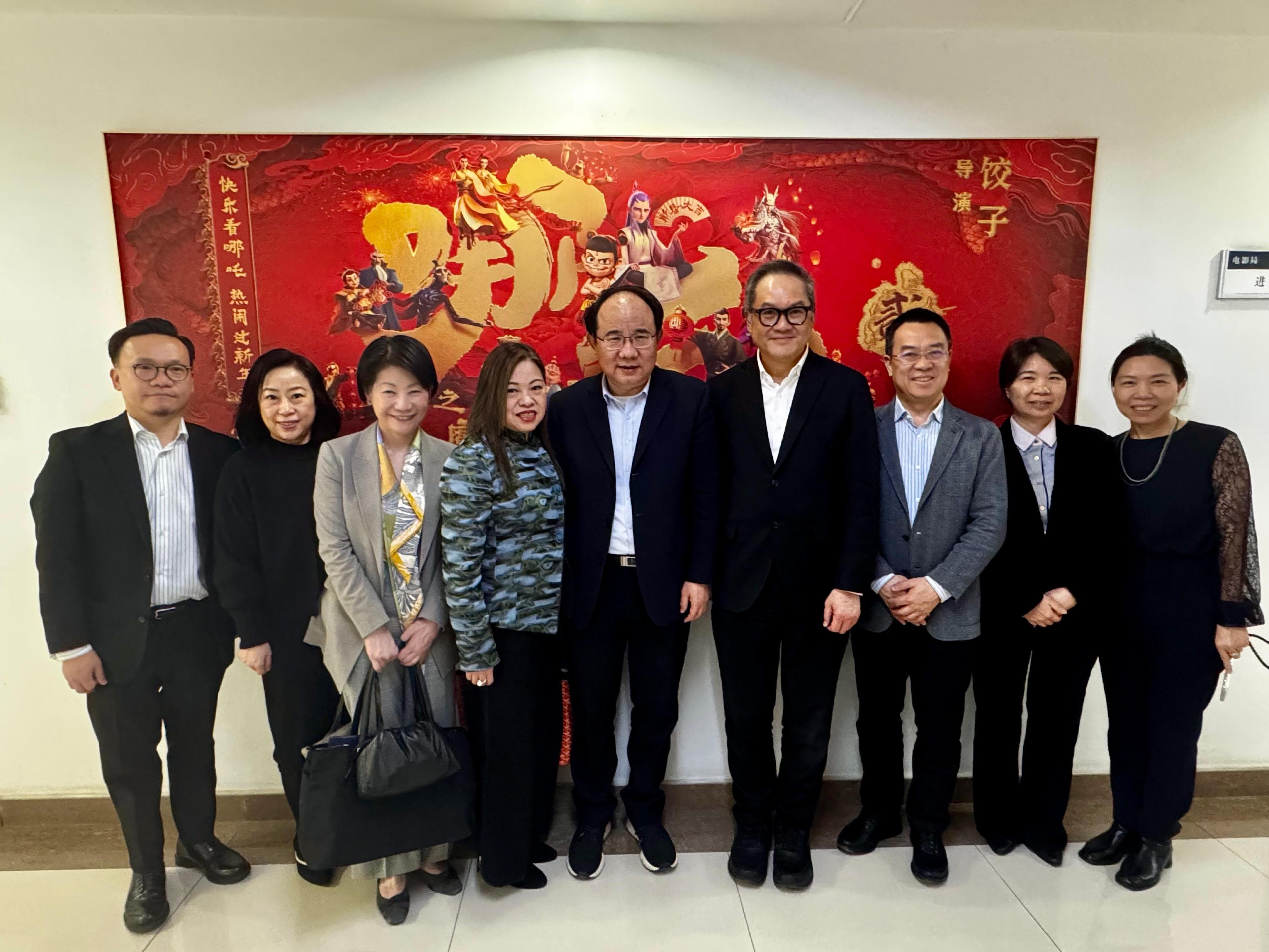 The Secretary for Culture, Sports and Tourism, Miss Rosanna Law, continued her visit to Beijing today (April 3) and called on the Executive Deputy Director-General of the China Film Administration, Mr Mao Yu. Photo shows Miss Law (fourth left); the Permanent Secretary for Culture, Sports and Tourism, Ms Vivian Sum (third left); the Deputy Secretary for Culture, Sports and Tourism, Miss Winnie Tse (second left); the Commissioner for Cultural and Creative Industries, Mr Victor Tsang (fourth right); and the Assistant Commissioner for Cultural and Creative Industries / Secretary-General of the Film Development Council, Mr Gary Mak (first left), pictured with Mr Mao (centre).