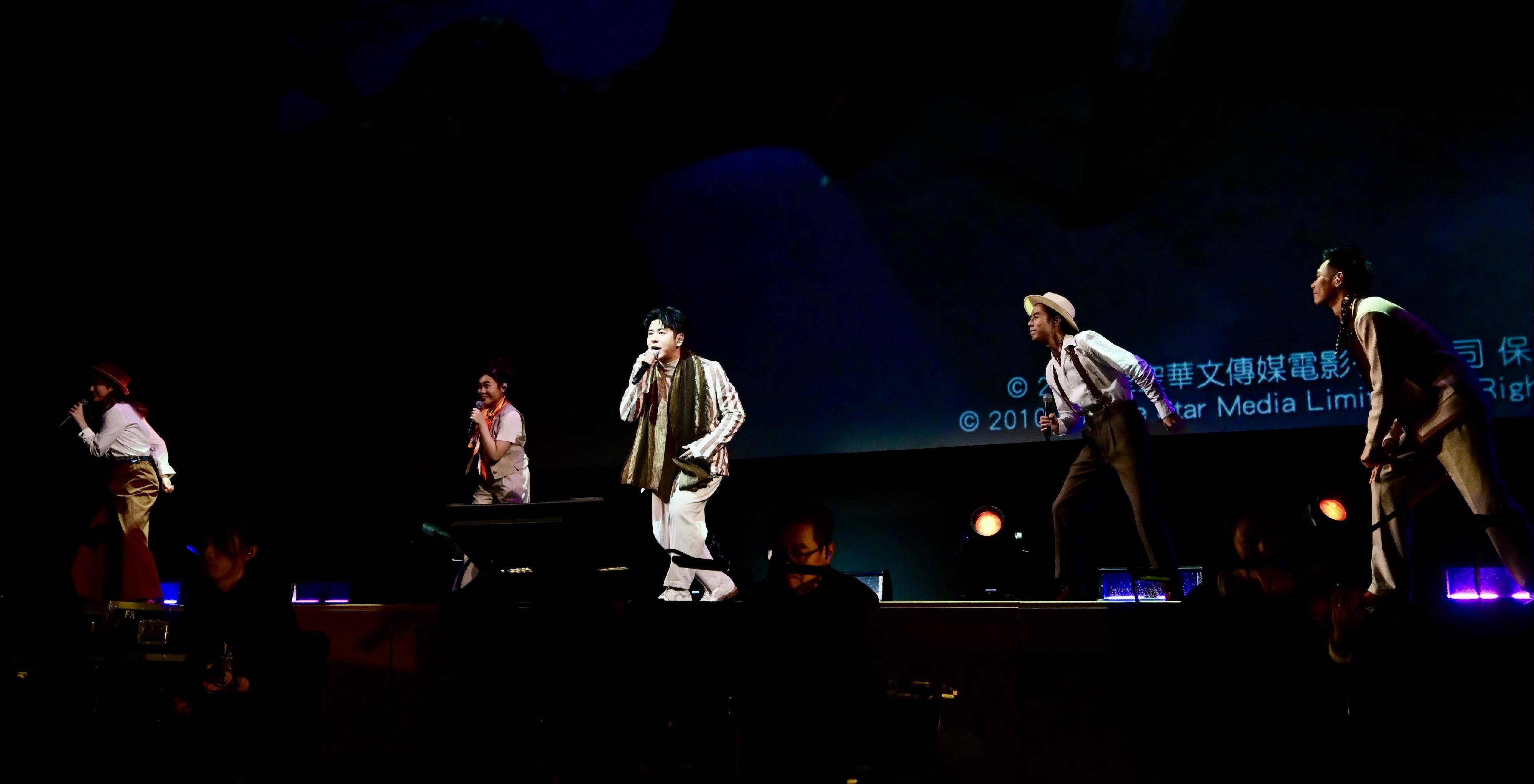 The opening ceremony of the third Hong Kong Pop Culture Festival was held today (April 4) at the Grand Theatre of the Hong Kong Cultural Centre. The opening programme, "Silhouette Resonance x The Banquet (1991)", began after the ceremony. Photo shows pop singer Alfred Hui (centre) and a cappella choral theatre company, Yat Po Singers, performing songs from classic comedy films with fresh arrangements by renowned musician Ng Cheuk-yin.


