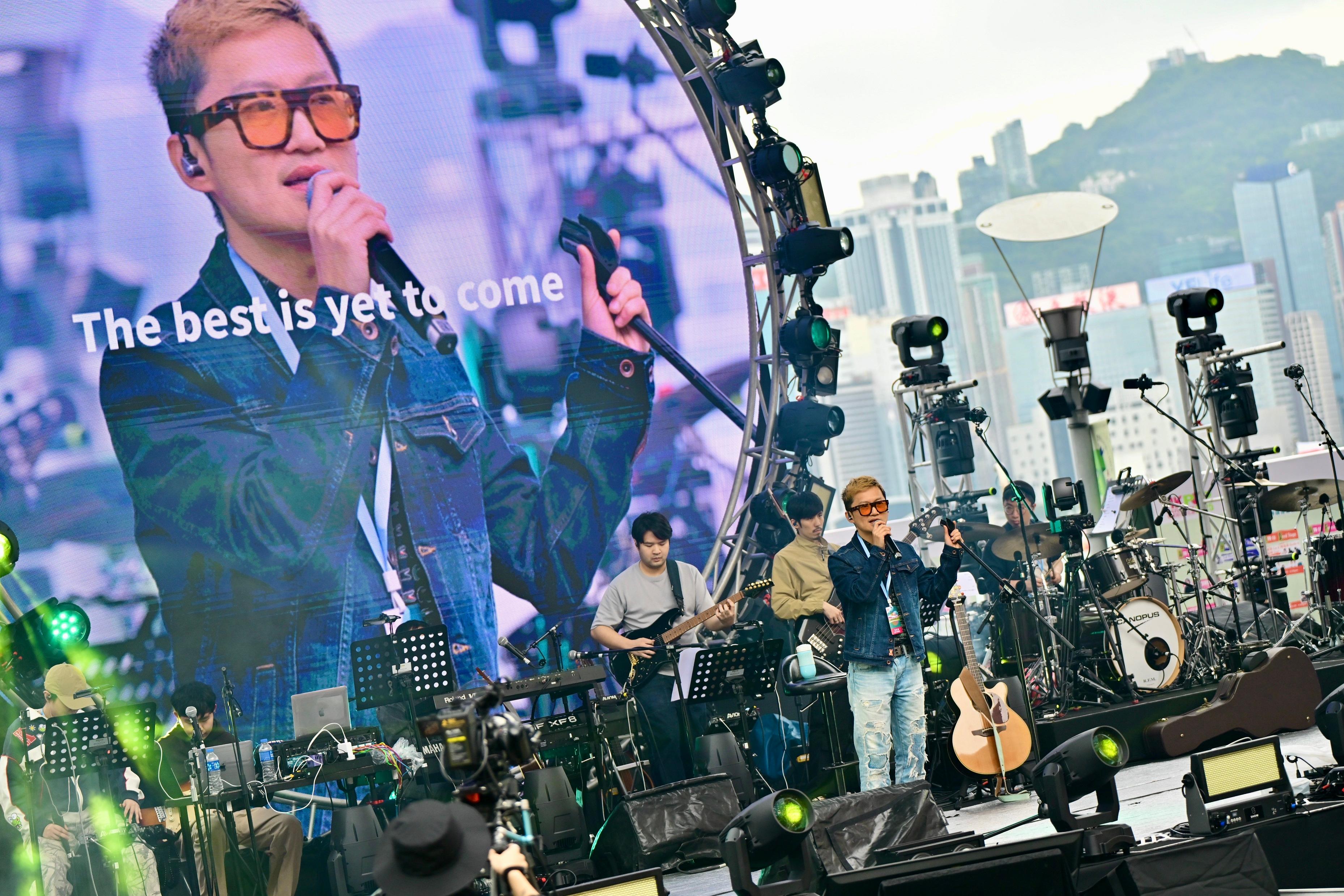 The two-day outdoor music carnival "ImagineLand 2025", one of the highlights of the Hong Kong Pop Culture Festival 2025, will be held on April 5 and 6. Photo shows renowned local singer and songwriter Yatfung conducting a rehearsal for the "Go Beyond Concert". Yatfung will perform on April 6.
