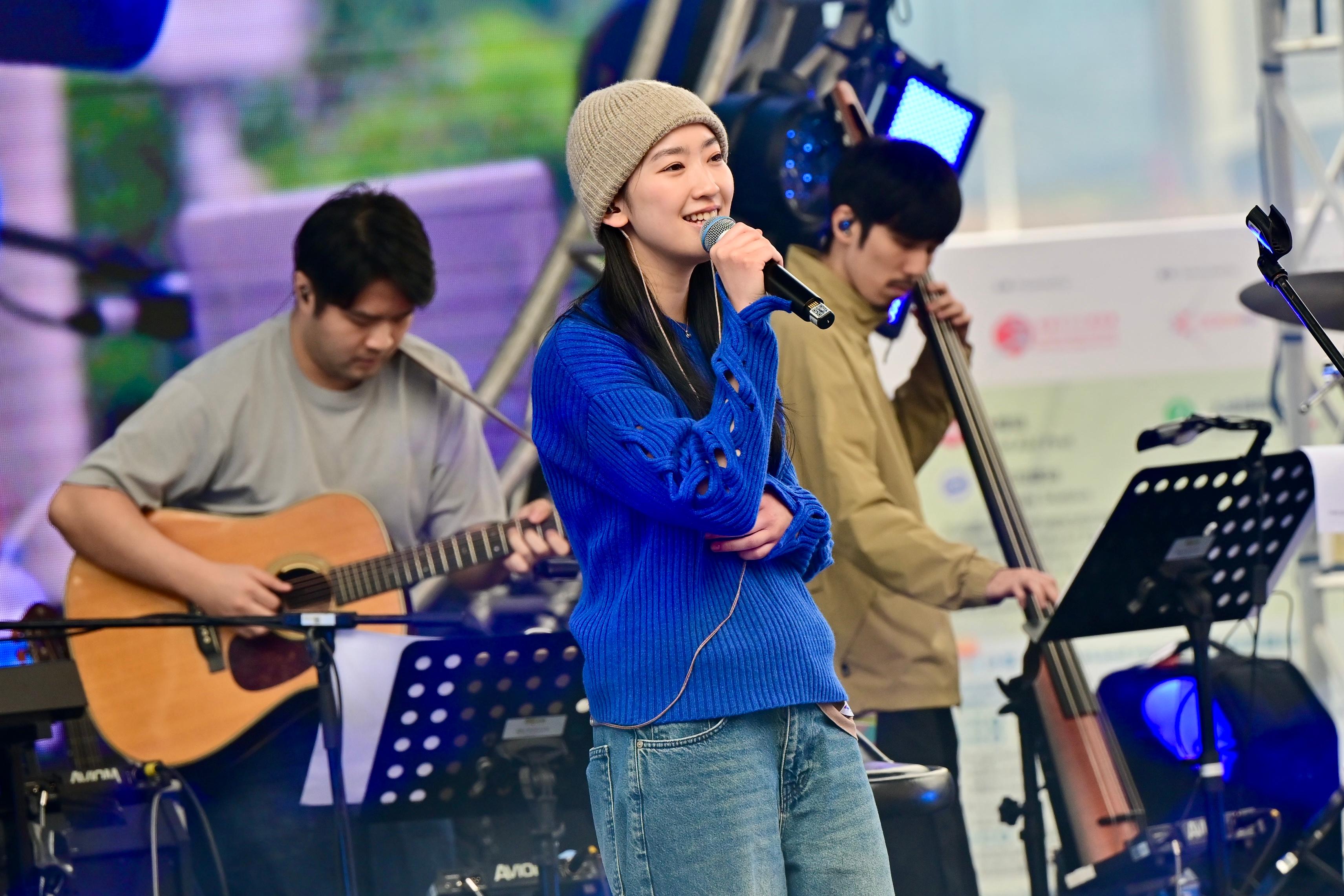 The two-day outdoor music carnival "ImagineLand 2025", one of the highlights of the Hong Kong Pop Culture Festival 2025, will be held on April 5 and 6. Photo shows award-winning newcomer female singer Ashley Lin conducting a rehearsal for the "Go Beyond Concert". Lin will perform on April 5.
