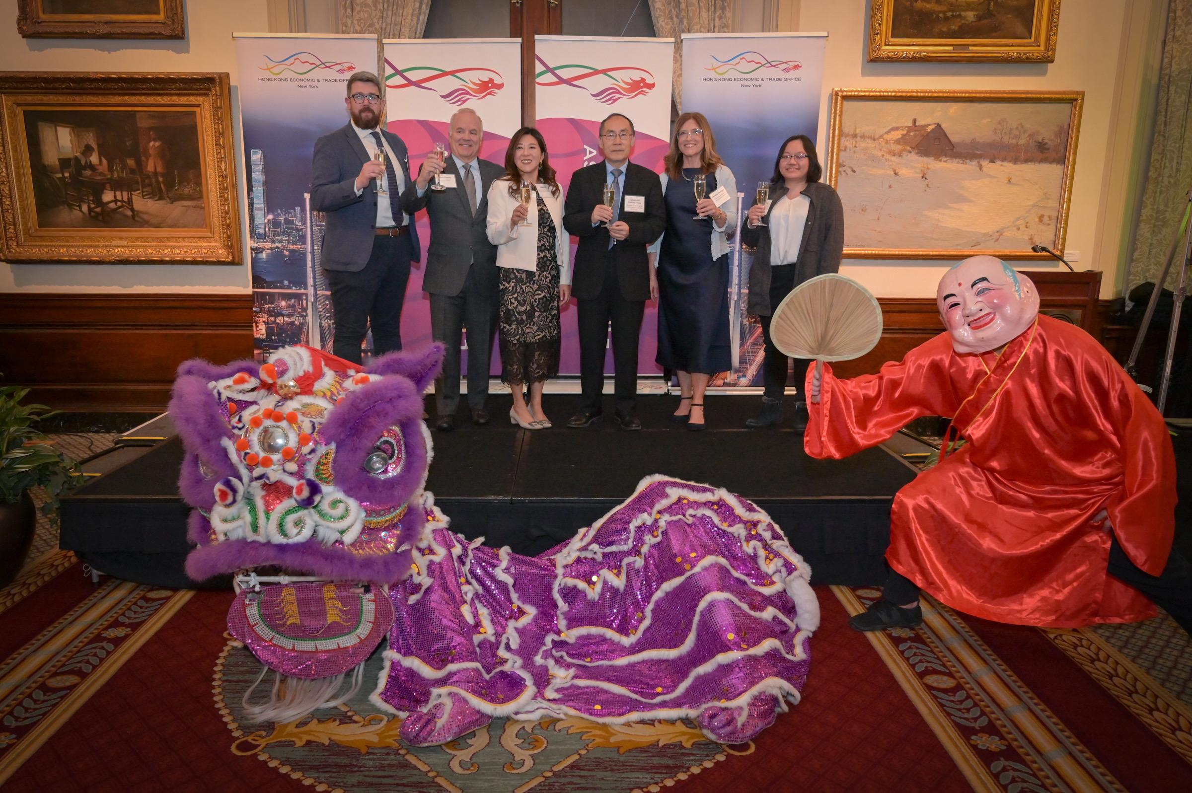 The Hong Kong Economic and Trade Office in New York (New York ETO) hosted its spring reception in Chicago on April 3 (Chicago time). Photo shows the Director of the New York ETO, Ms Maisie Ho (third left); the Consul General of the People’s Republic of China in Chicago, Mr Wang Baodong (third right), and other officiating guests proposing a toast.