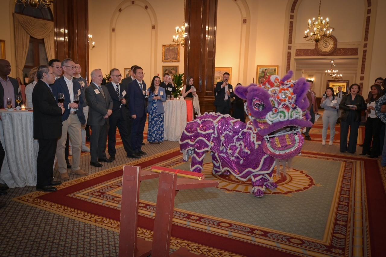 The Hong Kong Economic and Trade Office in New York hosted its spring reception in Chicago on April 3 (Chicago time). Over 100 guests from business, legal, academic, and cultural sectors in Chicago attended the event.