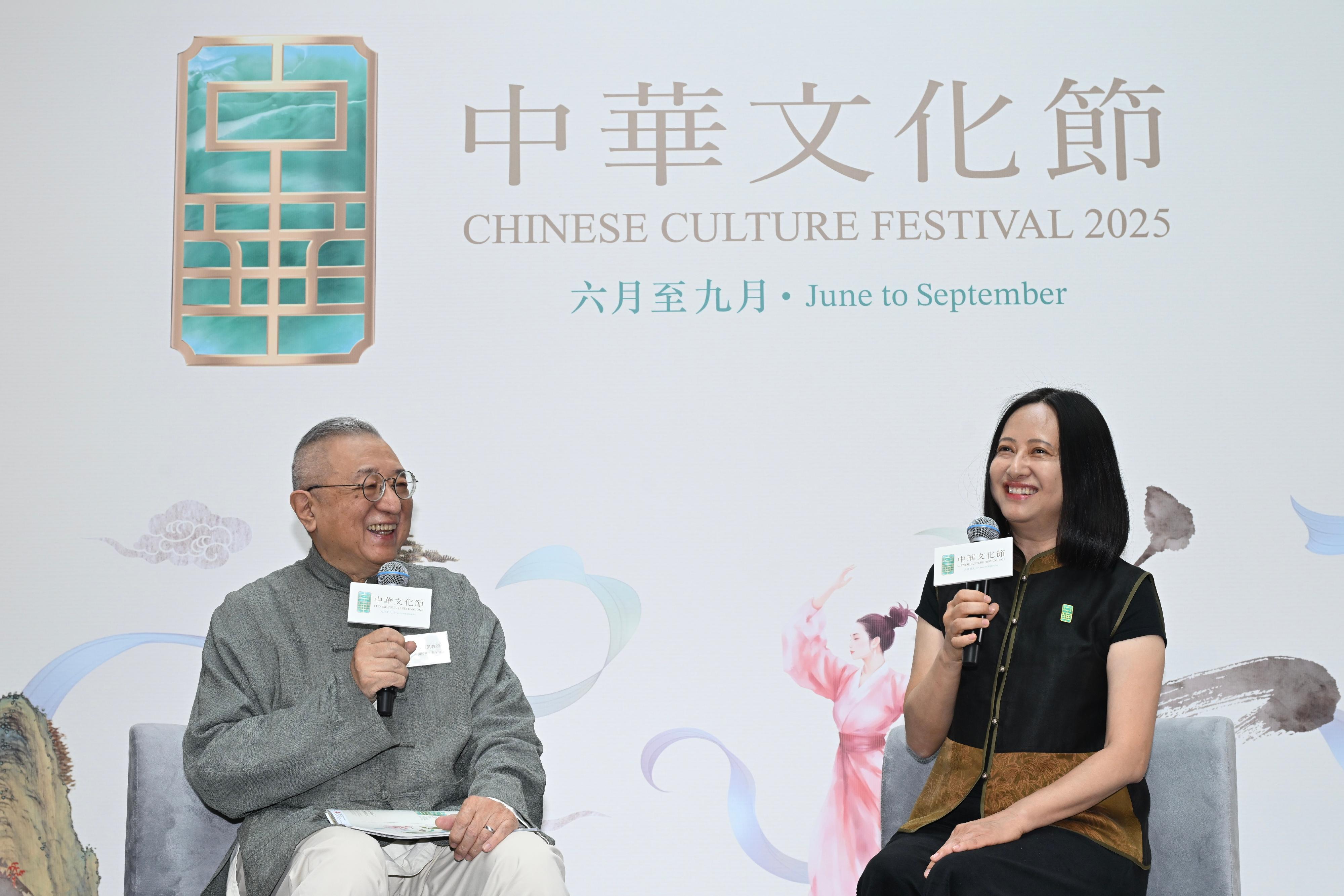 第二屆「中華文化節」節目簡介會今日（四月七日）在香港文化中心舉行。圖示鄭培凱教授（左）與林雪虹博士（右）分享香港地道茶文化。