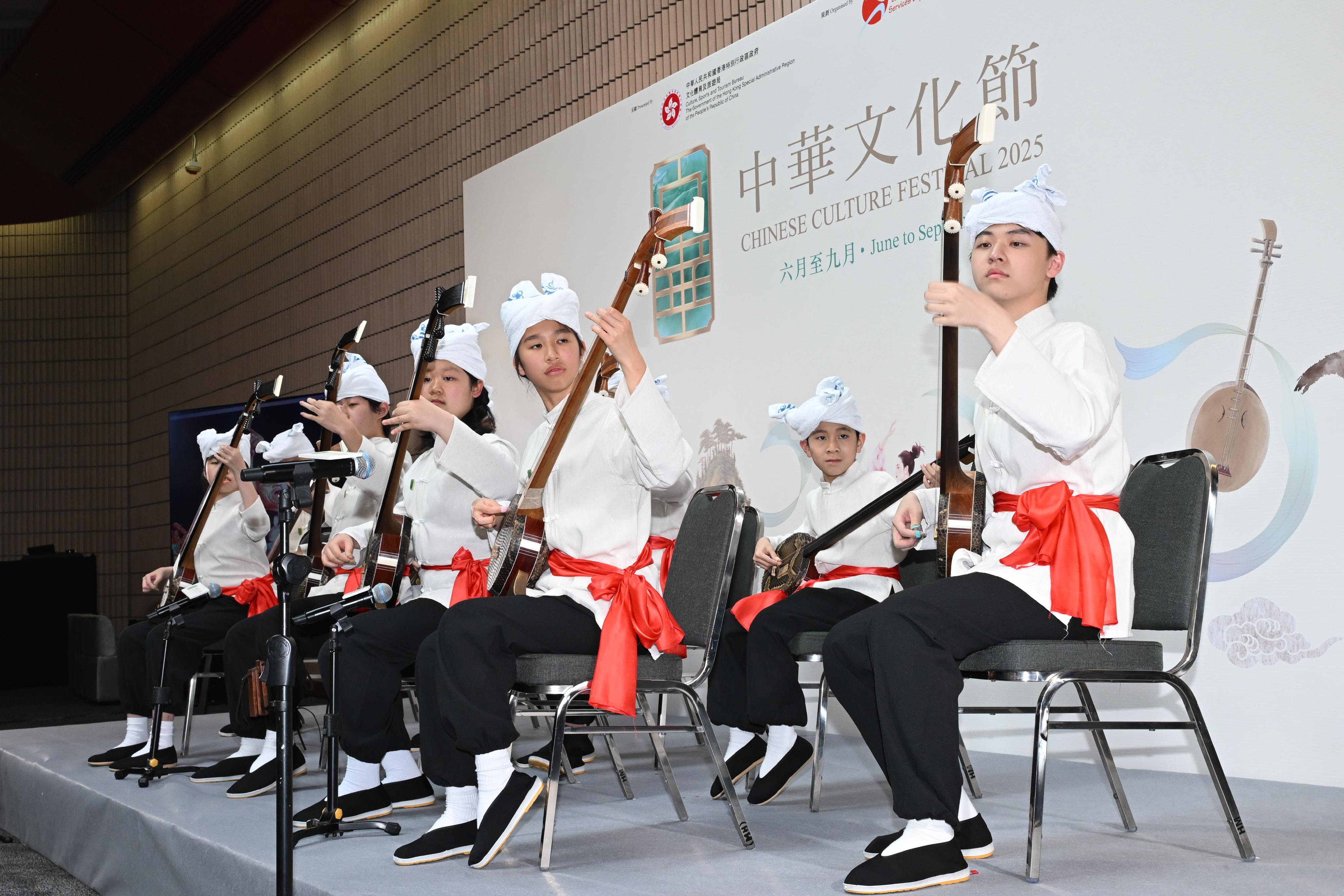 第二屆「中華文化節」節目簡介會今日（四月七日）在香港文化中心舉行。圖示本地青年三弦演奏家於節目簡介會的演出。