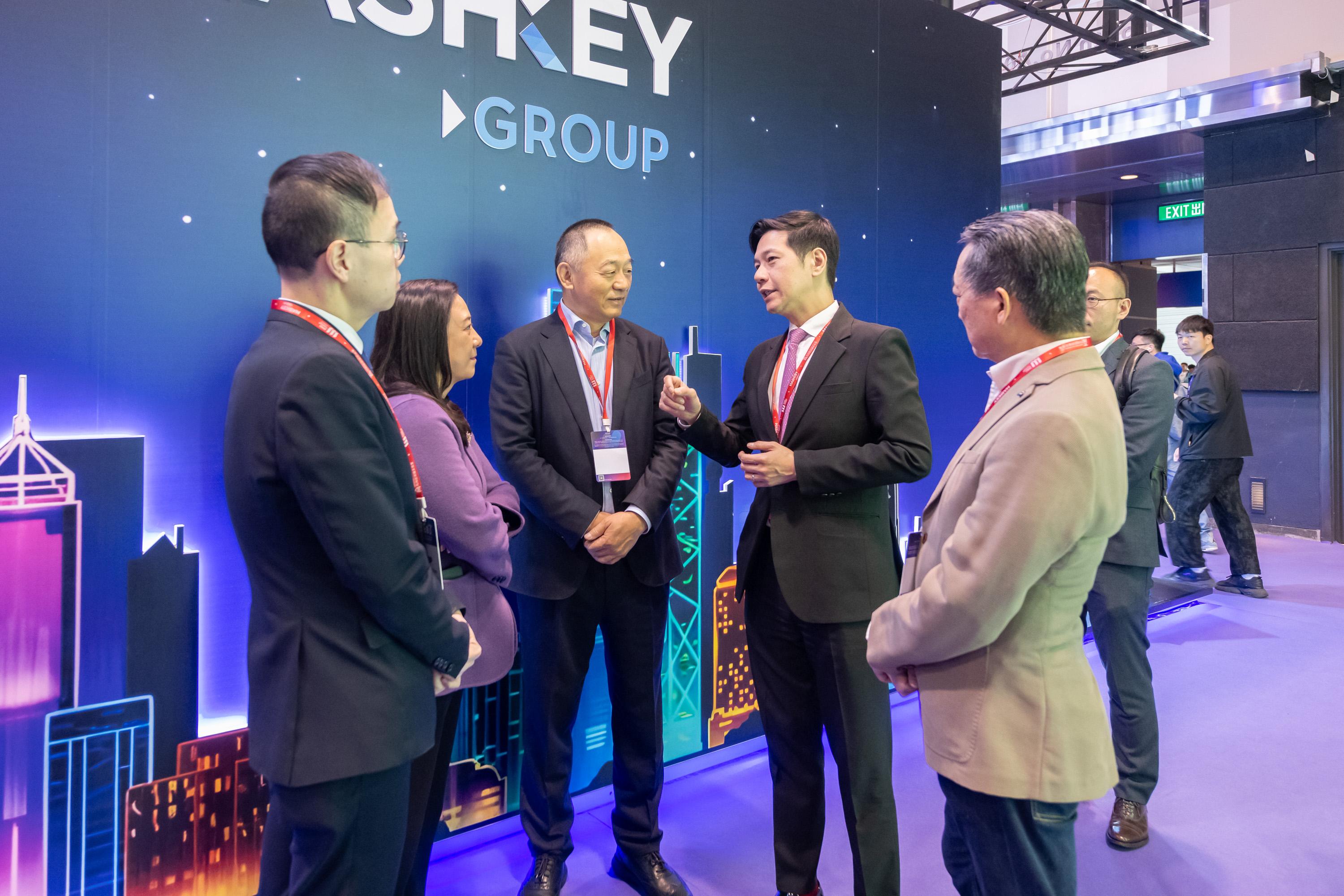 The Legislative Council Subcommittee on Issues Relating to the Development of Web3 and Virtual Assets visited the Hong Kong Web3 Festival being held at Hong Kong Convention and Exhibition Centre today (April 7). Photo shows Members exchanging views with an industry representative on how to further promote development of Web3 in Hong Kong.
