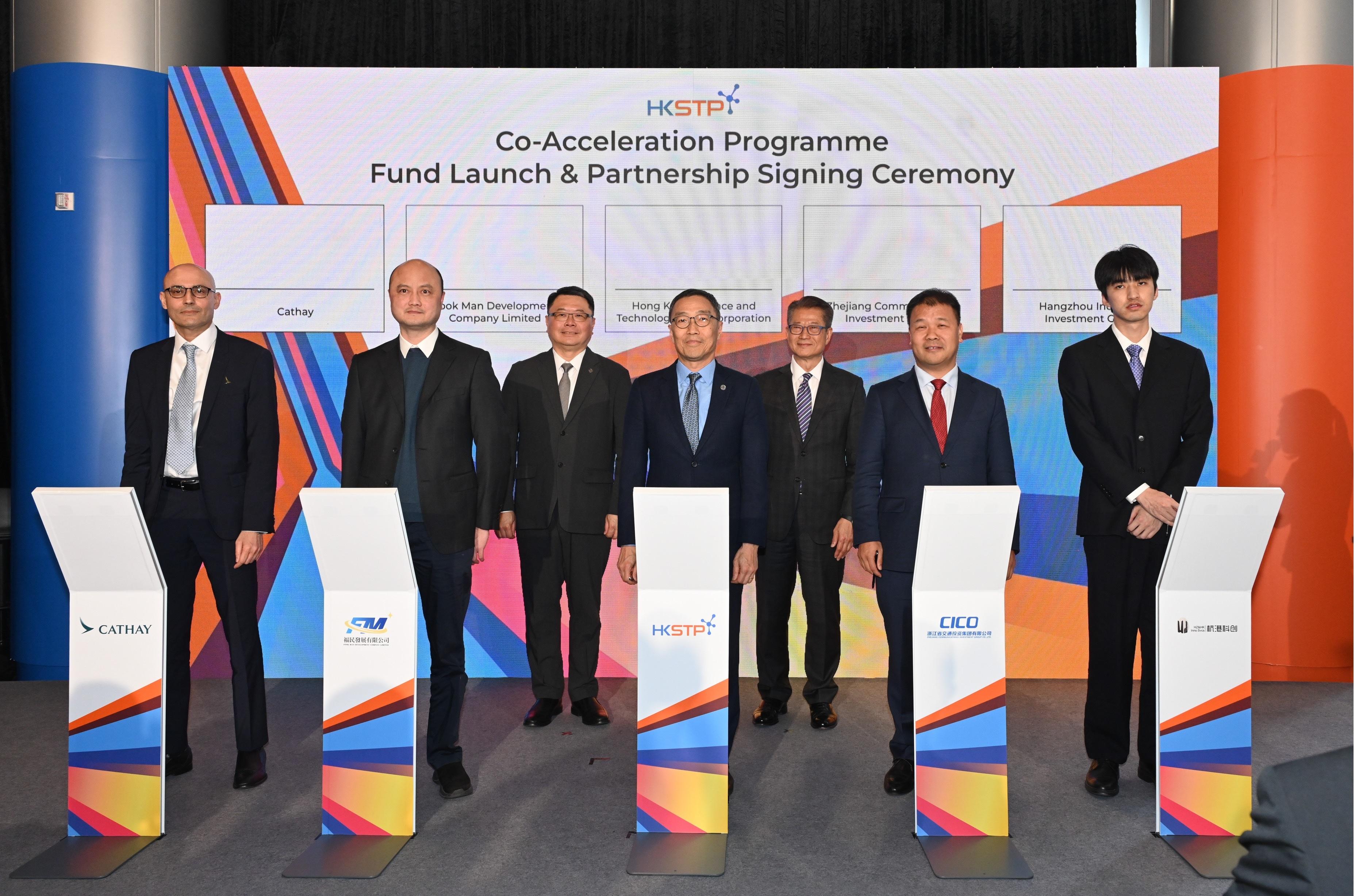 The Financial Secretary, Mr Paul Chan, attended the Hong Kong Science and Technology Parks Corporation (HKSTP) Co-Acceleration Programme Fund Launch and Partnership Signing Ceremony today (April 7). Photo shows Mr Chan (back row, right) and the Chairman of the HKSTP, Dr Sunny Chai (back row, left), witnessing the signing ceremony. 
