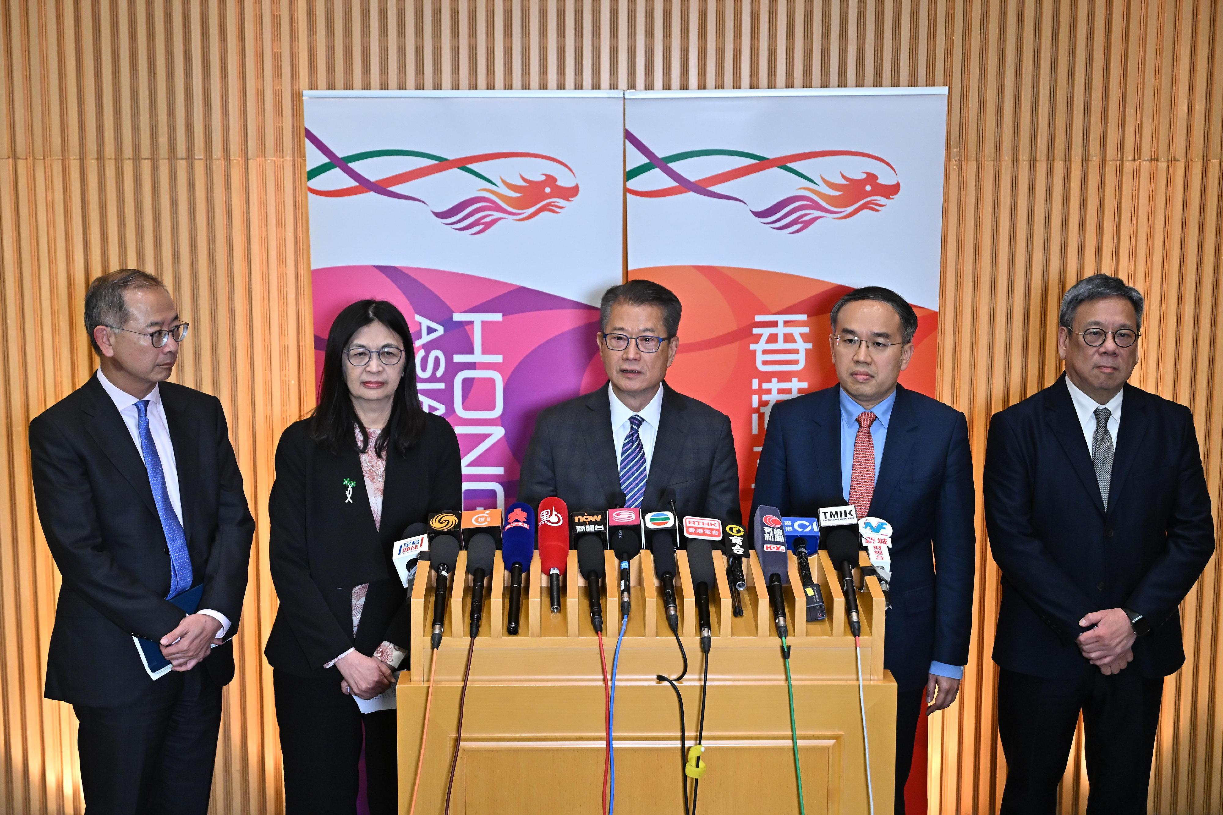 The Financial Secretary, Mr Paul Chan (centre), together with the Secretary for Financial Services and the Treasury, Mr Christopher Hui (second right); the Secretary for Commerce and Economic Development, Mr Algernon Yau (first right); the Chief Executive of the Hong Kong Monetary Authority, Mr Eddie Yue (first left); and the Chief Executive Officer of the Securities and Futures Commission, Ms Julia Leung (second left), meets the media at the Central Government Offices today (April 7).