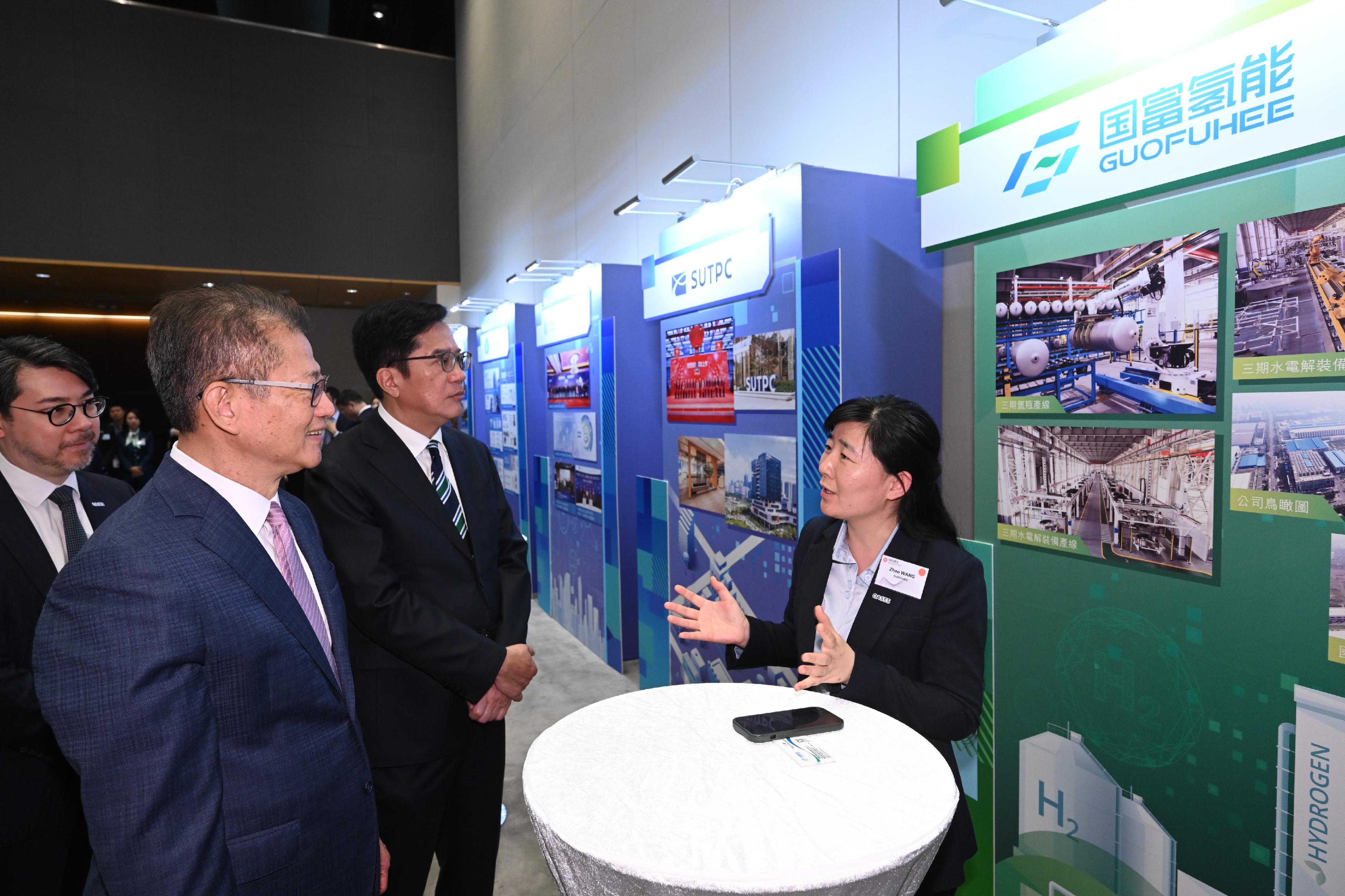 The Financial Secretary, Mr Paul Chan, attended the OASES Enterprises Signing Ceremony today (April 8). Photo shows Mr Chan (first left) interacting with a representative of the strategic enterprise. Looking on is the Deputy Financial Secretary, Mr Michael Wong (second right). 