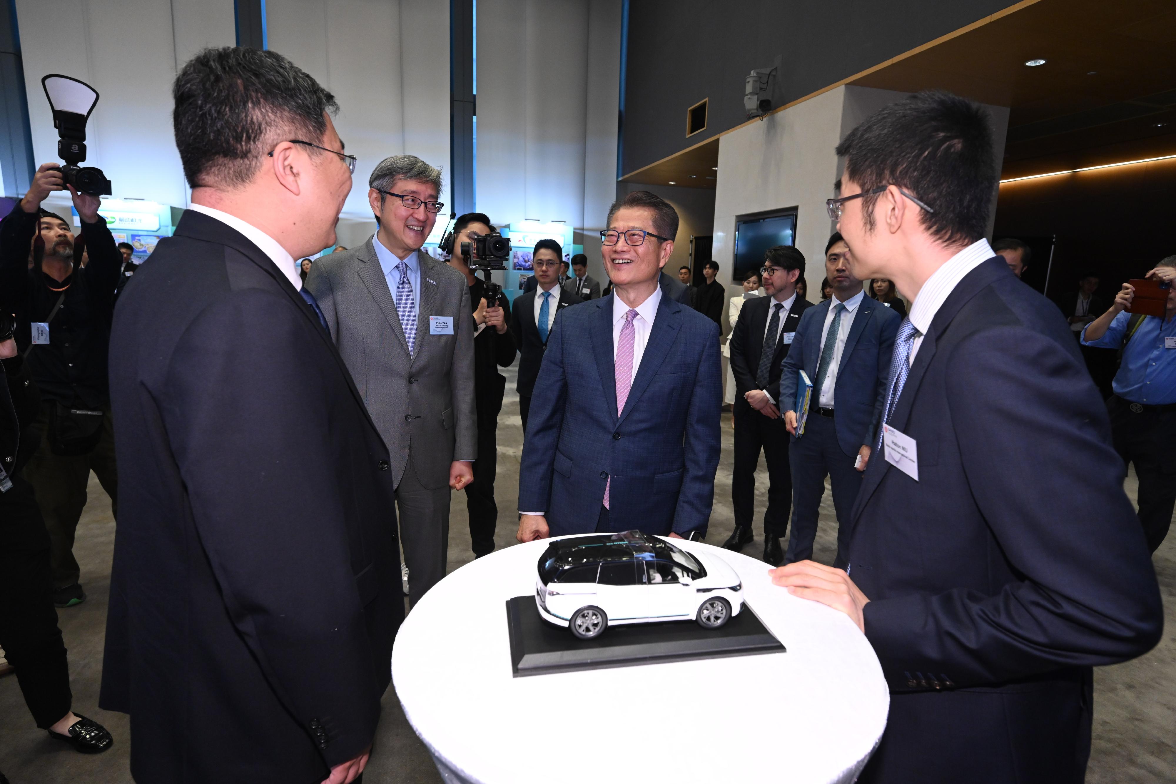 The Financial Secretary, Mr Paul Chan, attended the OASES Enterprises Signing Ceremony today (April 8). Photo shows Mr Chan (centre) interacting with representatives of the strategic enterprise.