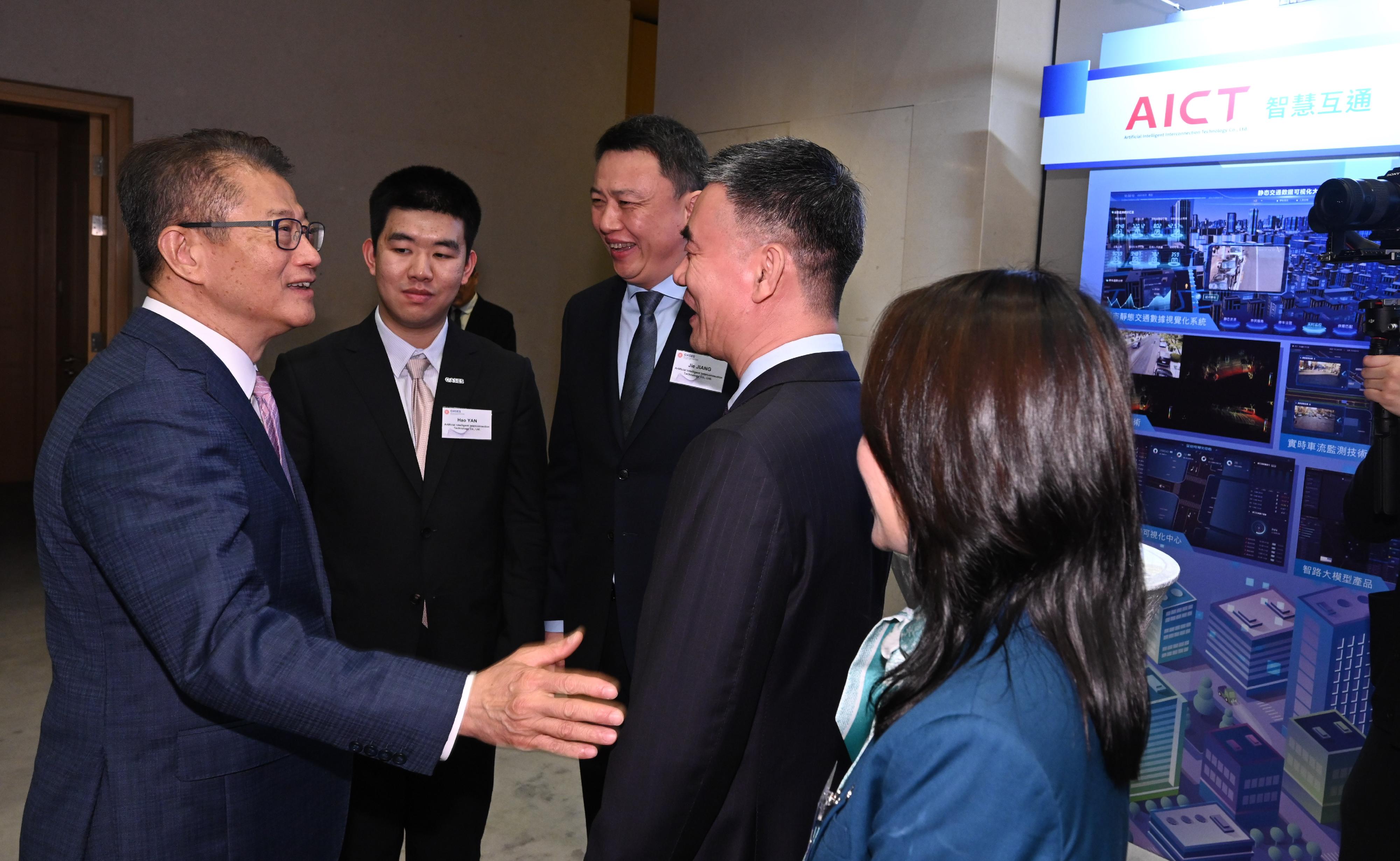 The Financial Secretary, Mr Paul Chan, attended the OASES Enterprises Signing Ceremony today (April 8). Photo shows Mr Chan (first left) interacting with representatives of the strategic enterprise.