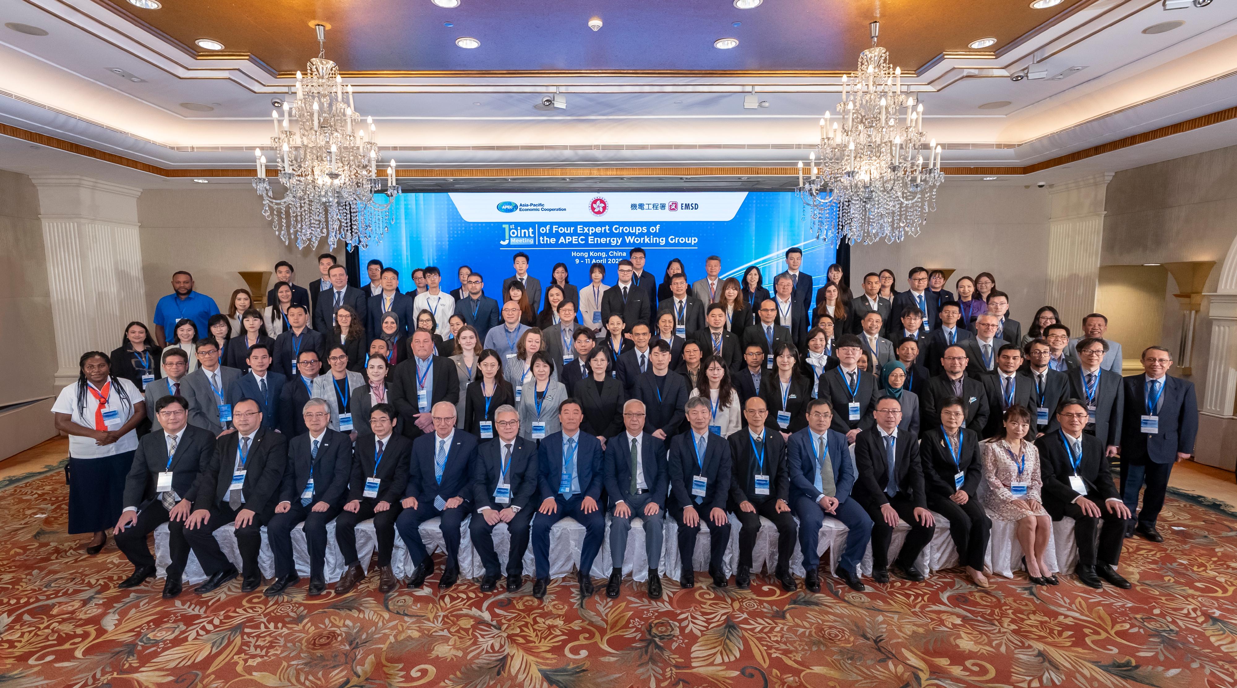 The Secretary for Environment and Ecology, Mr Tse Chin-wan (first row, eighth left), and the Director of Electrical and Mechanical Services, Mr Poon Kwok-ying (first row, sixth left), are pictured with the participants at the Joint Meeting of Four Expert Groups of the Asia-Pacific Economic Cooperation Energy Working Group today (April 9).