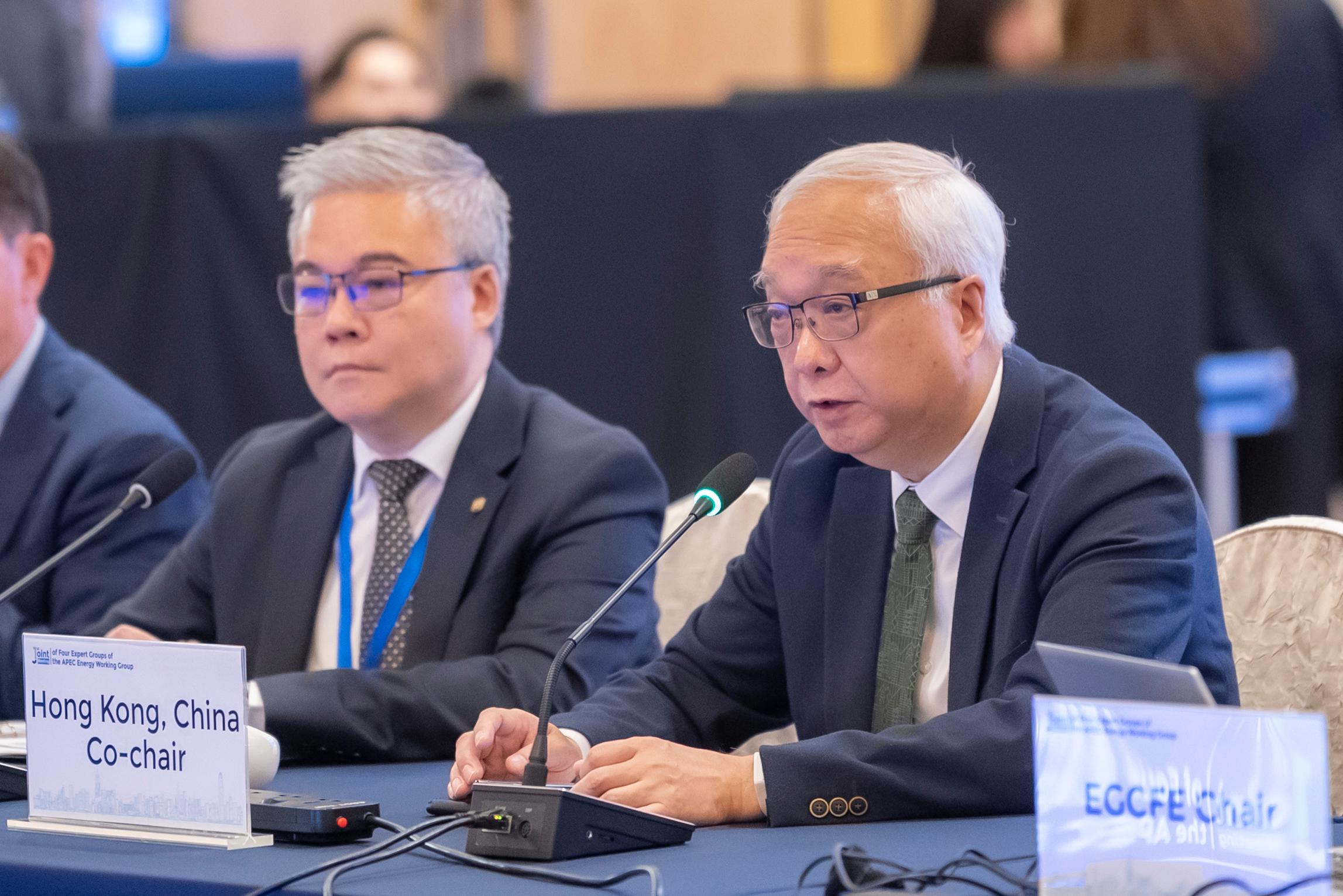 The Secretary for Environment and Ecology, Mr Tse Chin-wan (right), delivered welcome remarks at the Joint Meeting of Four Expert Groups of the Asia-Pacific Economic Cooperation Energy Working Group today (April 9).