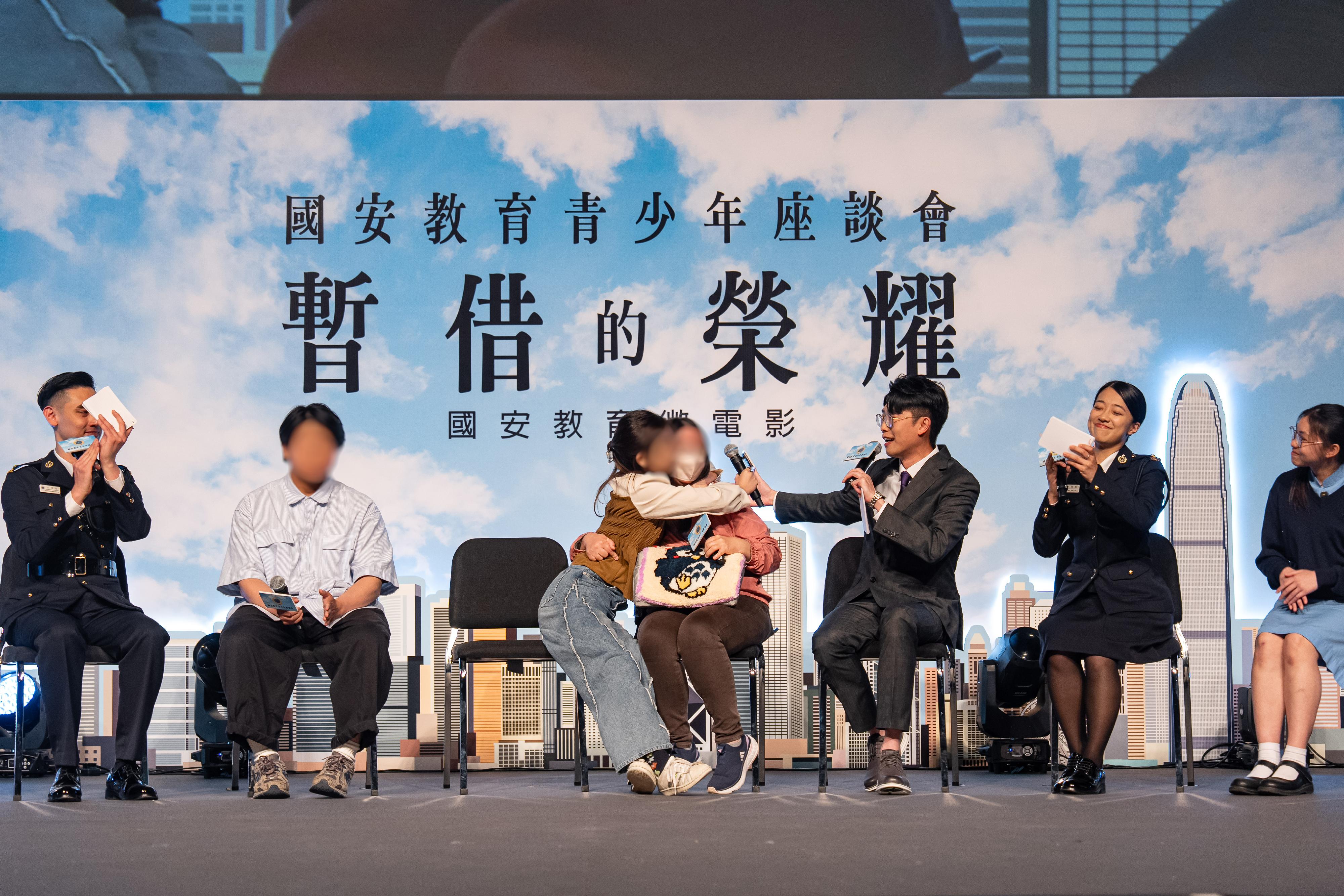 懲教署今日（四月九日）在伊利沙伯體育館舉辦國安教育青少年座談會，並首映該署製作的國安教育微電影。圖示更生人士在分享環節感謝家人給予的支持和不離不棄。
