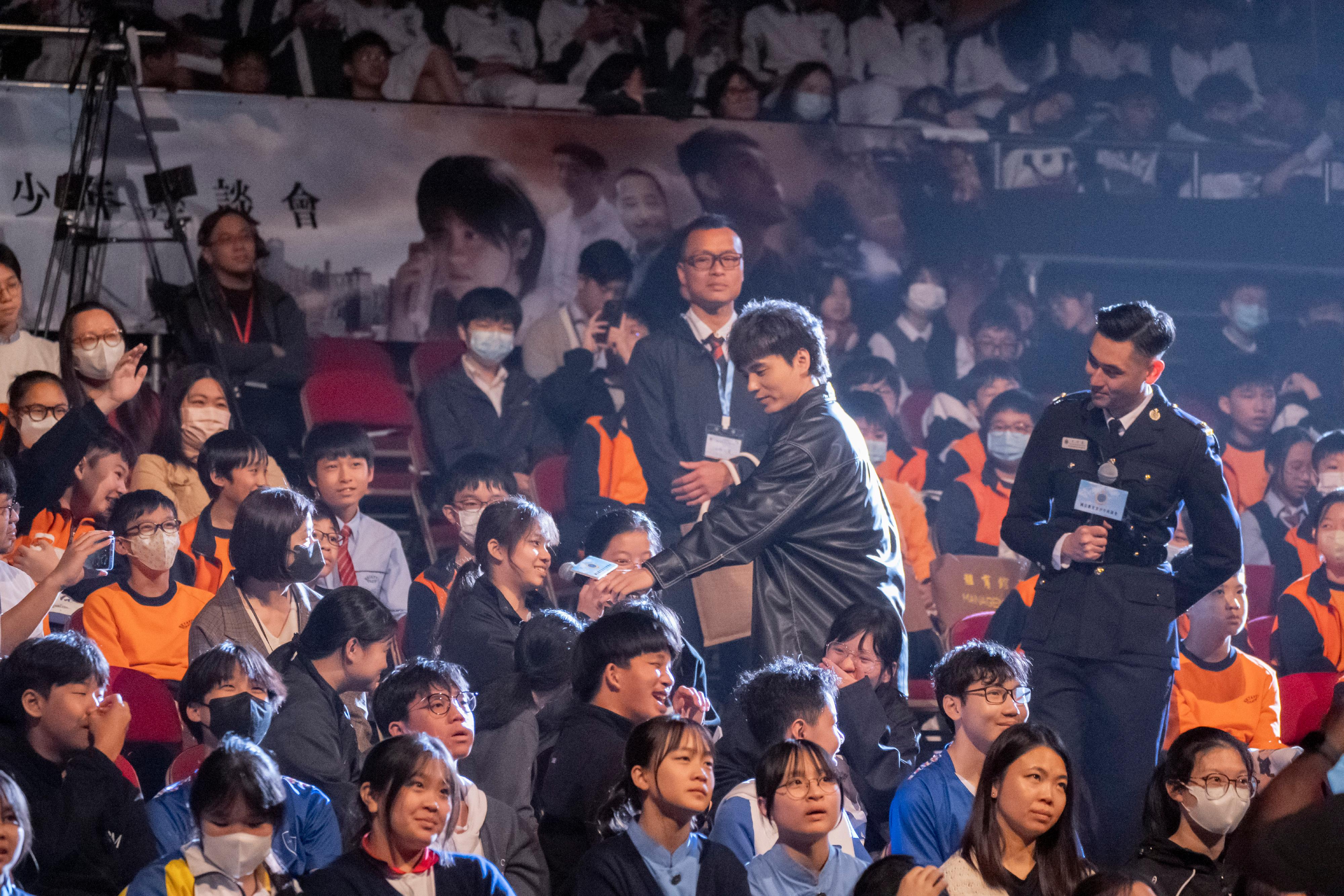 懲教署今日（四月九日）在伊利沙伯體育館舉辦國安教育青少年座談會，並首映該署製作的國安教育微電影。圖示學生在互動環節就微電影發表意見。