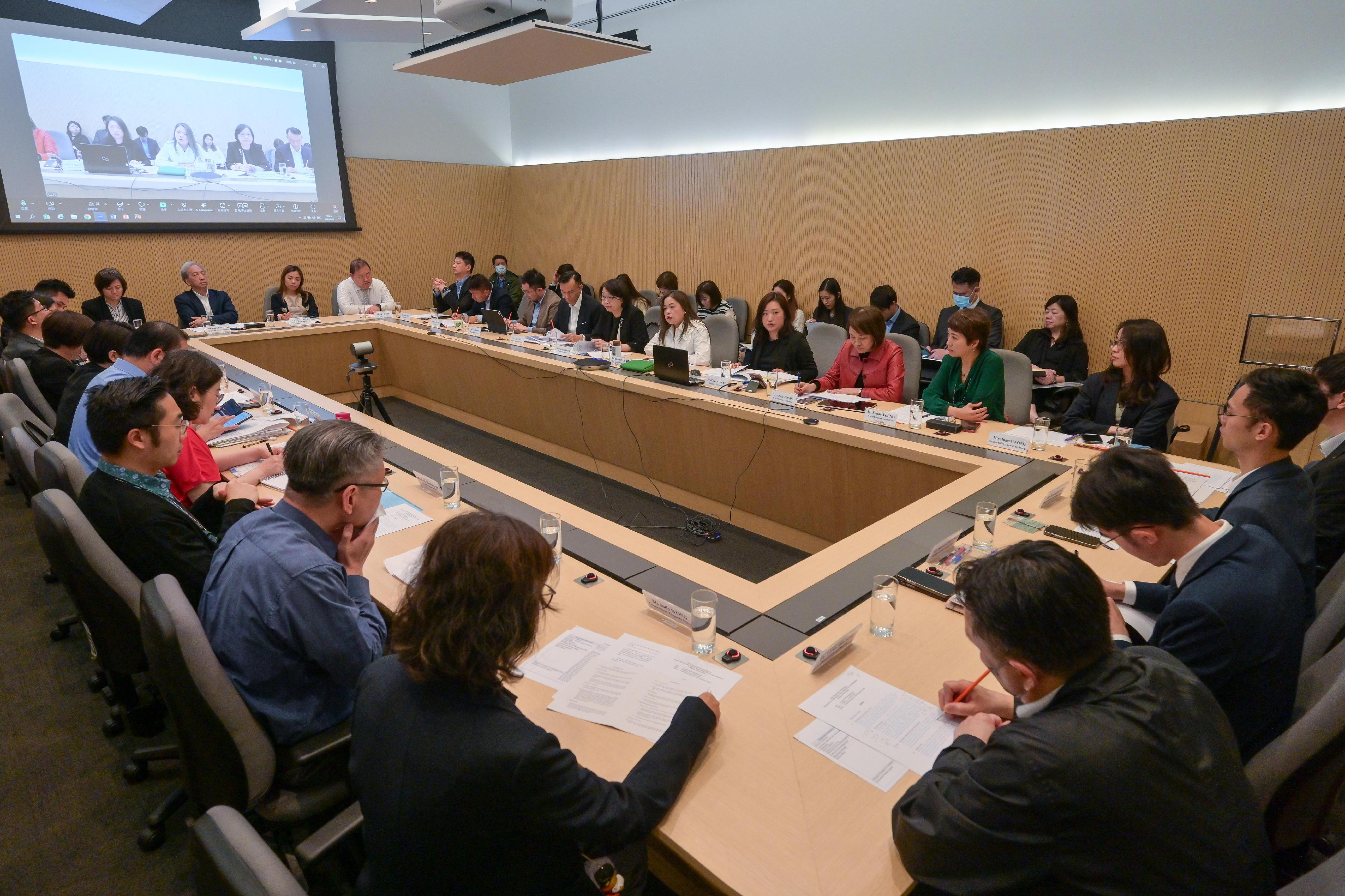 The Culture, Sports and Tourism Bureau convened a meeting today (April 9) to co-ordinate preparations for visitor arrivals to Hong Kong during the Labour Day Golden Week of the Mainland, and discussed with representatives of various units on the arrangements for the visitor arrivals.