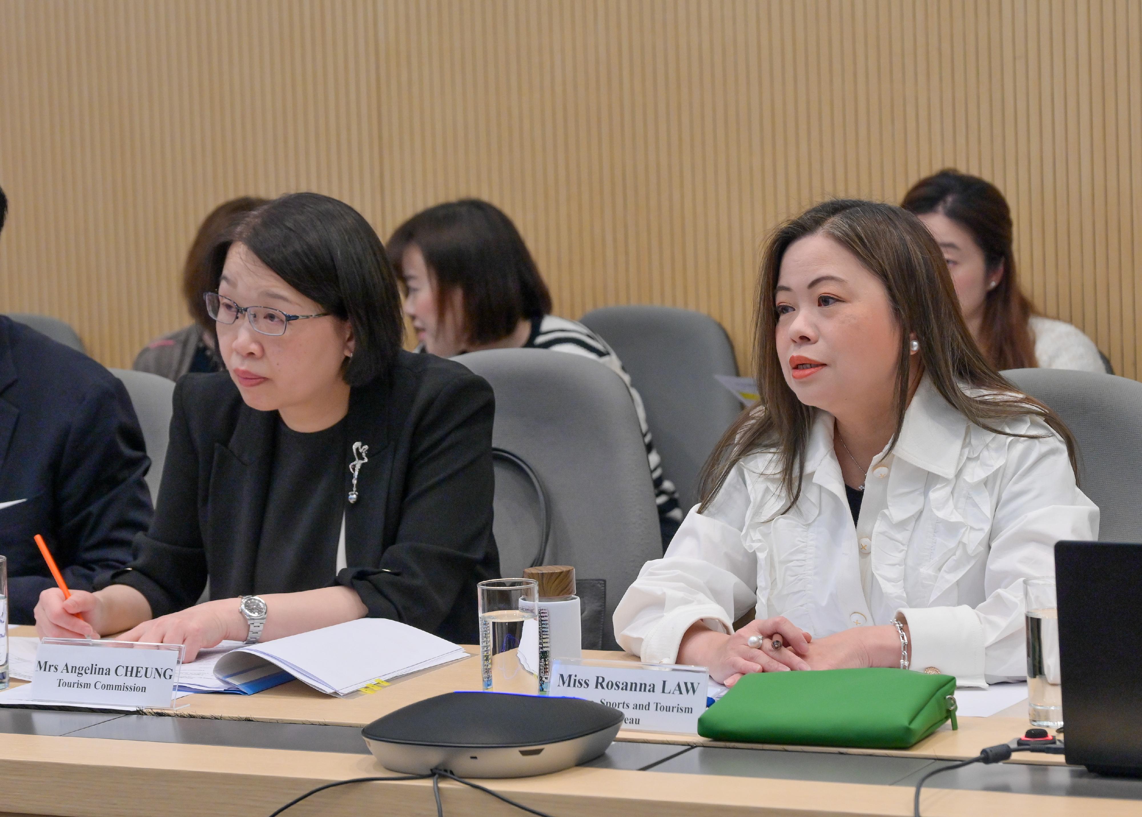 文化體育及旅遊局局長羅淑佩（右）今日（四月九日）主持會議統籌內地勞動節黃金周旅客訪港預備工作，並在會上聽取各與會單位代表講解相關準備工作。旅遊事務專員張馮泳萍（左）亦有出席會議。