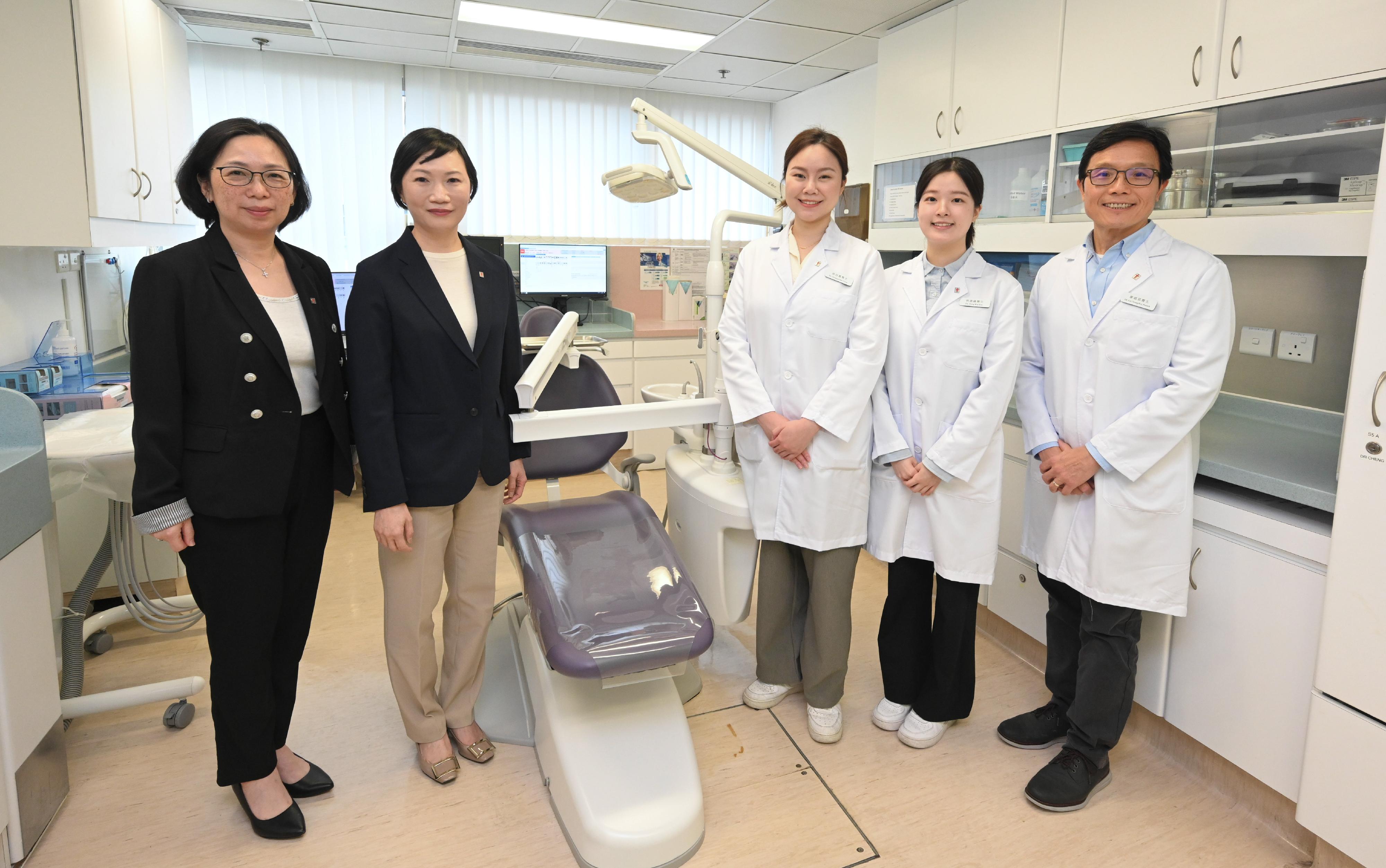 衞生署今日（四月九日）宣布，首批非本地培訓牙醫已於今年第一季正式加入衞生署，為公眾提供牙科服務。圖示衞生署牙科服務主任顧問醫生許美賢醫生（左二）、衞生署牙科顧問醫生（運作）李筱雯醫生（左一）與三位非本地培訓牙醫在診症室合照。