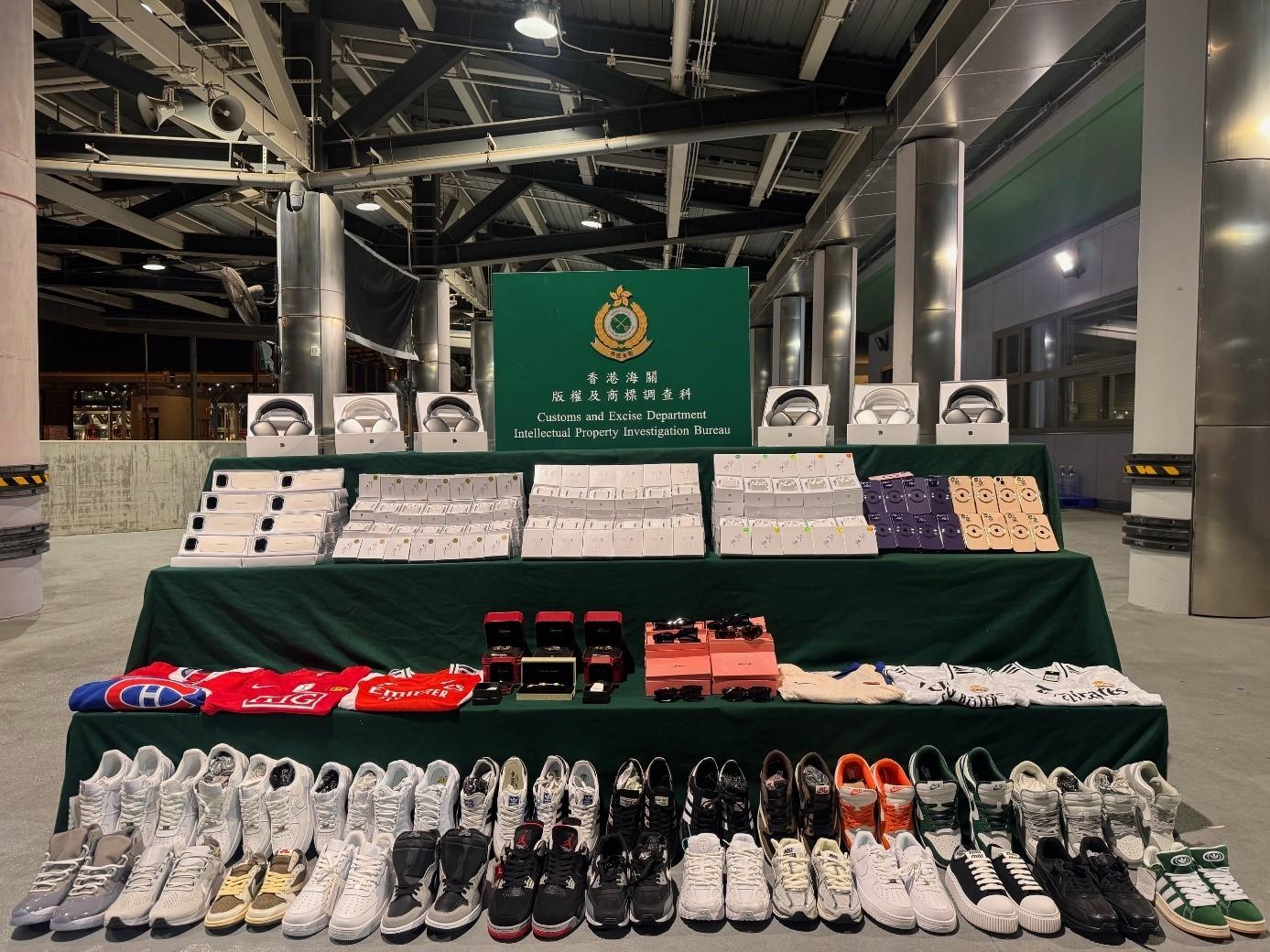香港海關三月二十一日在港珠澳大橋香港口岸檢獲約六千六百件懷疑冒牌貨物，包括手提電話保護殼、耳機、太陽眼鏡及鞋履，估計市值約一百二十萬元。圖示部分檢獲的懷疑冒牌貨物。