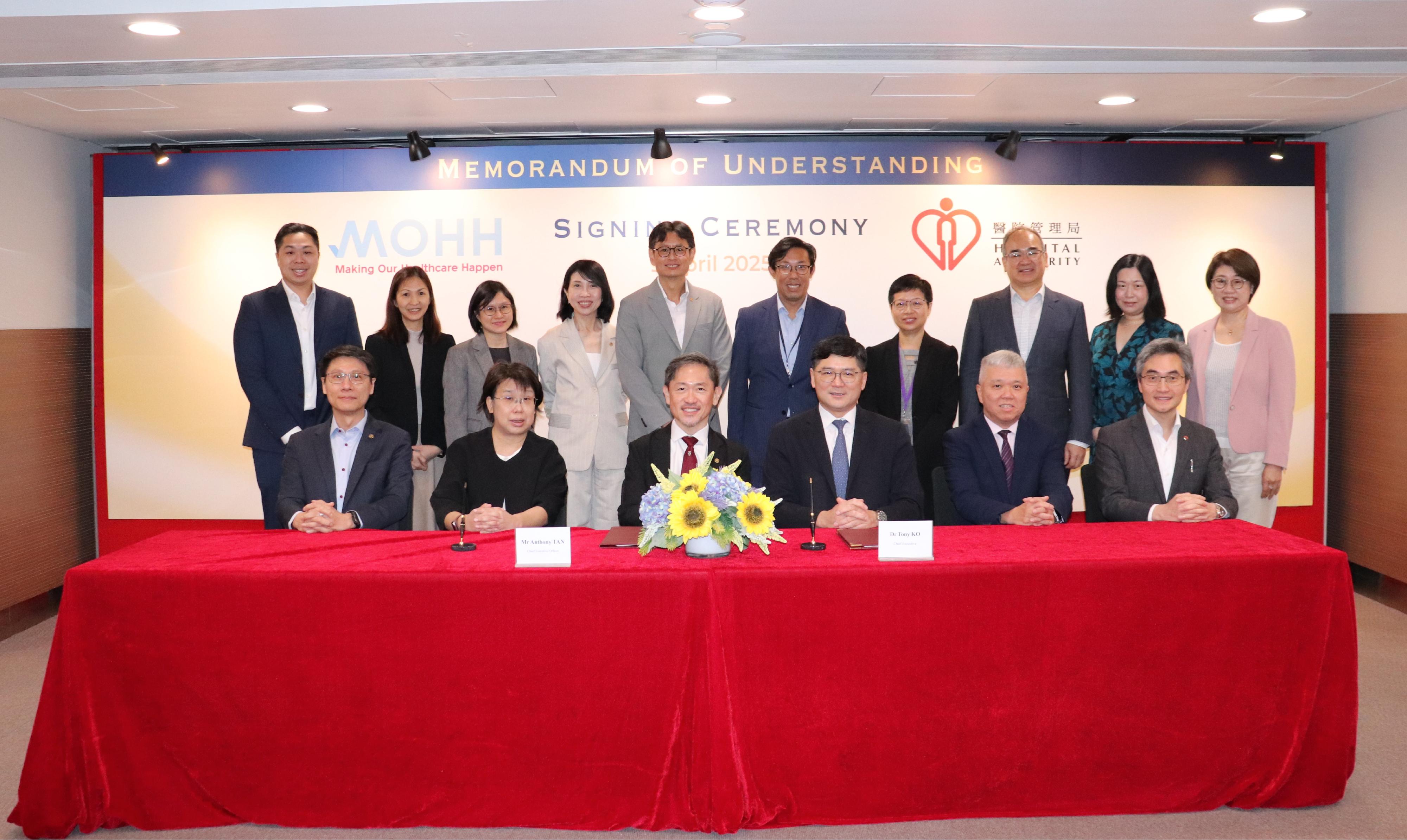 The Hospital Authority Chief Executive, Dr Tony Ko (third right), renewed a three-year Memorandum of Understanding with the Chief Executive Officer of the MOH Holdings Pte Ltd of Singapore, Mr Anthony Tan (fourth right), to strengthen collaboration and exchanges in public hospital management and talent training, deepening co-operation between the public healthcare systems of Hong Kong and Singapore.
