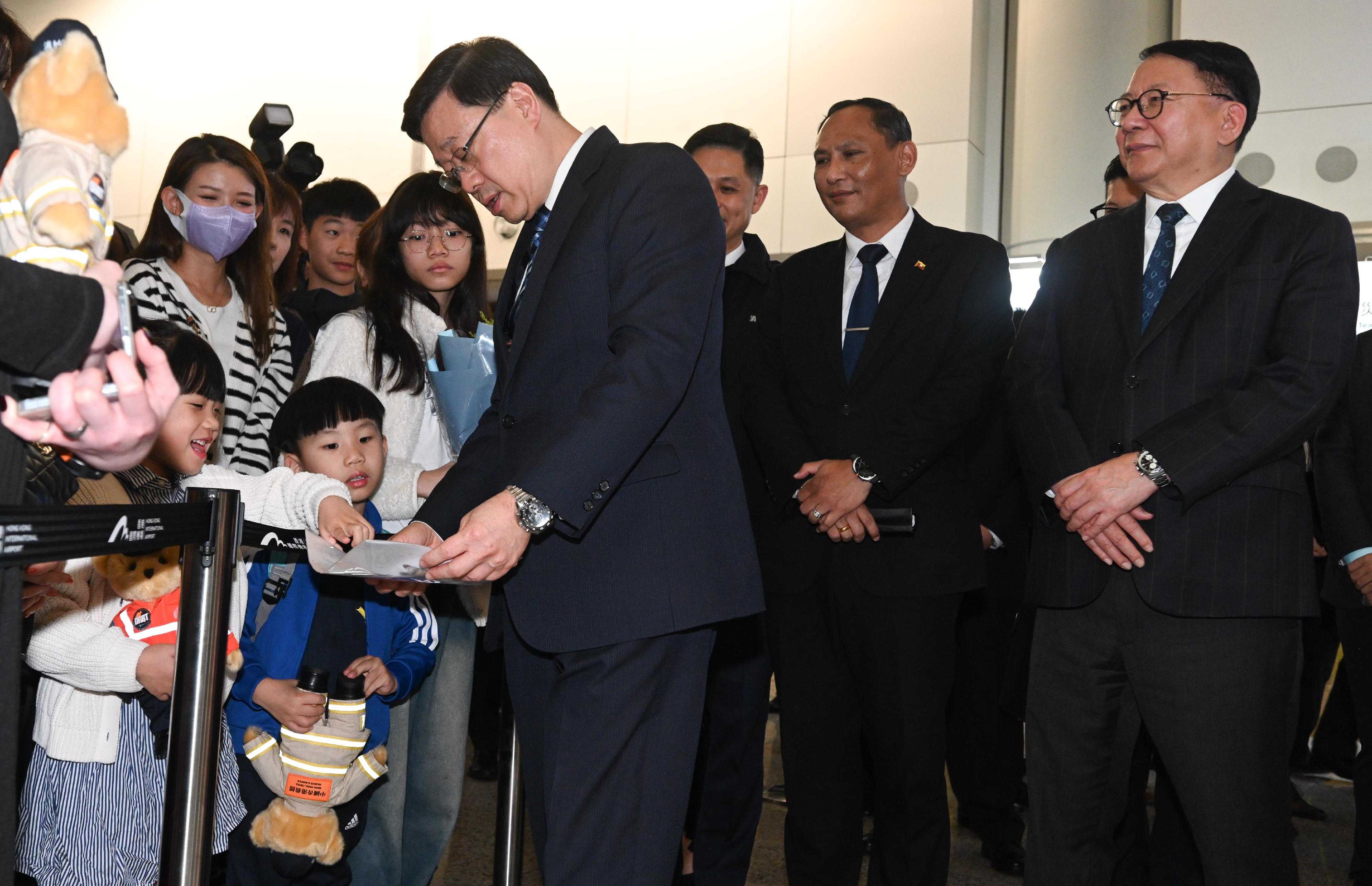 The Chief Executive, Mr John Lee, attended the Welcome Ceremony for the Hong Kong Special Administrative Region (HKSAR) Search and Rescue Team returning from Myanmar today (April 9). Photo shows Mr Lee (third right) talking with the relatives of the members of the HKSAR Search and Rescue Team before the ceremony.