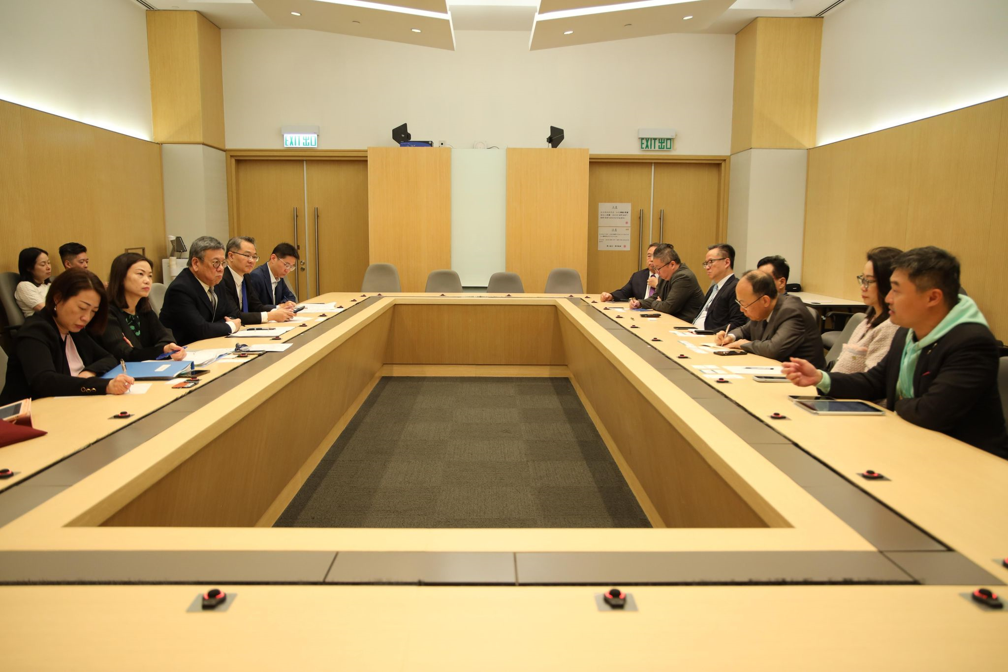 In view of the United States' announcement of the so-called reciprocal tariffs on Hong Kong products, the Secretary for Commerce and Economic Development, Mr Algernon Yau (third left), met with representatives of industries that are more affected by the tariffs (including jewellery, textiles and garment, food and aluminium industries) today (April 10) to listen to their views and discuss measures in response to the incident.