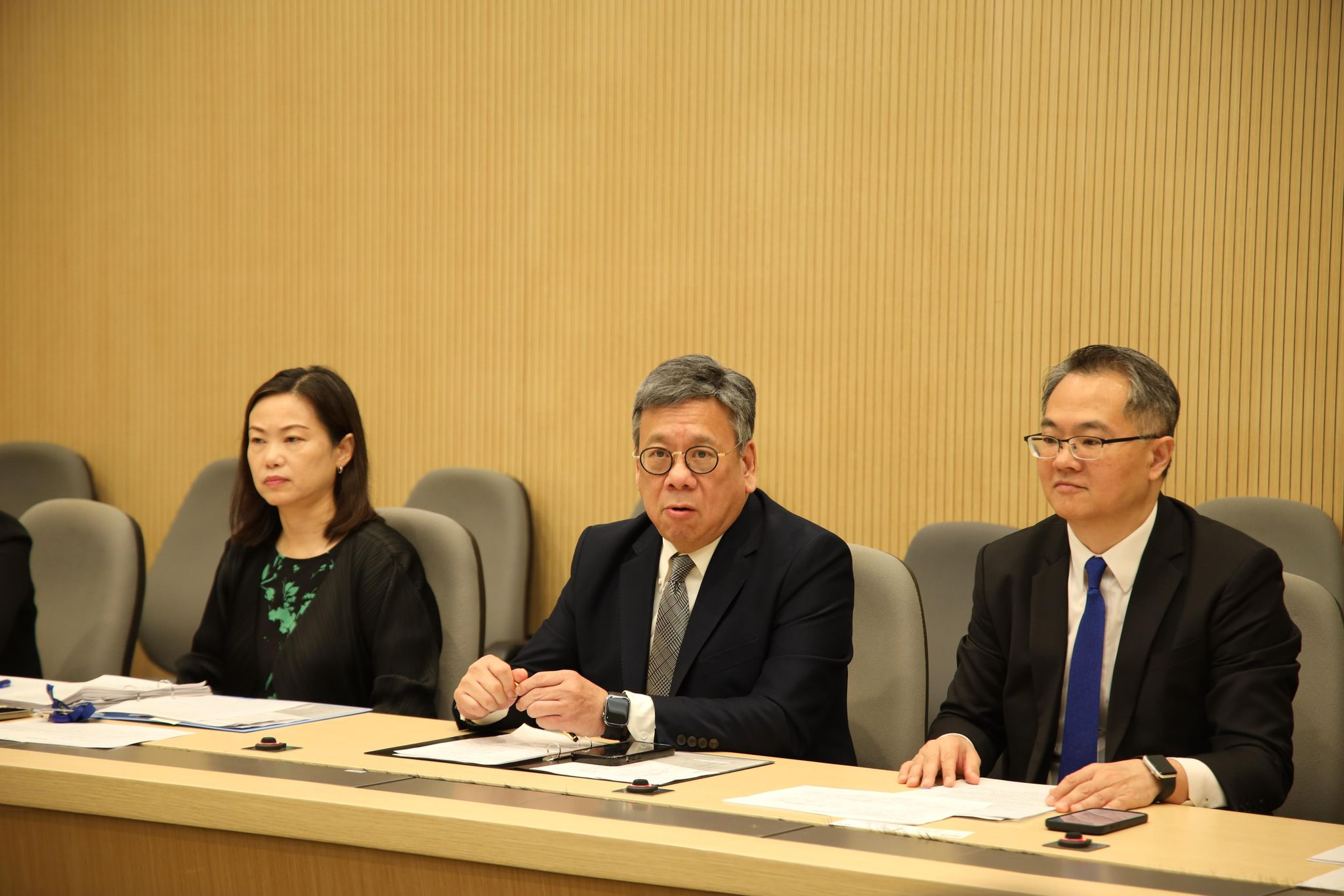 In view of the United States' announcement of the so-called reciprocal tariffs on Hong Kong products, the Secretary for Commerce and Economic Development, Mr Algernon Yau (centre), met with representatives of industries that are more affected by the tariffs (including jewellery, textiles and garment, food and aluminium industries) today (April 10) to listen to their views and discuss measures in response to the incident. The Permanent Secretary for Commerce and Economic Development, Ms Maggie Wong (left), and the Director-General of Trade and Industry, Mr Aaron Liu (right), also attended the meeting.