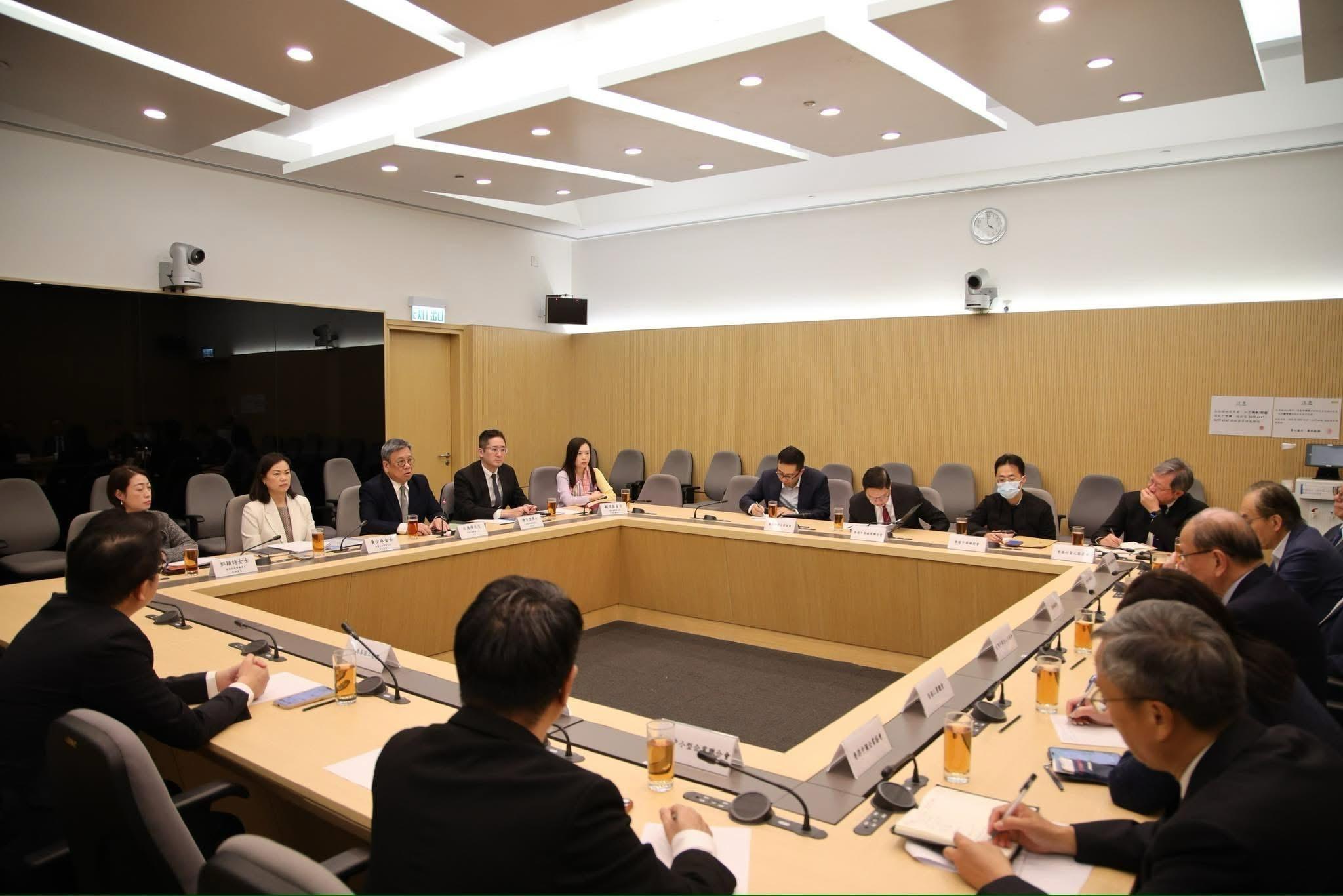In view of the United States' announcement of the so-called reciprocal tariffs on Hong Kong products, the Secretary for Commerce and Economic Development, Mr Algernon Yau (third left), met with representatives of major local chambers of commerce and small and medium enterprise associations on Monday (April 7) to listen to their views and discuss measures in response to the incident.
