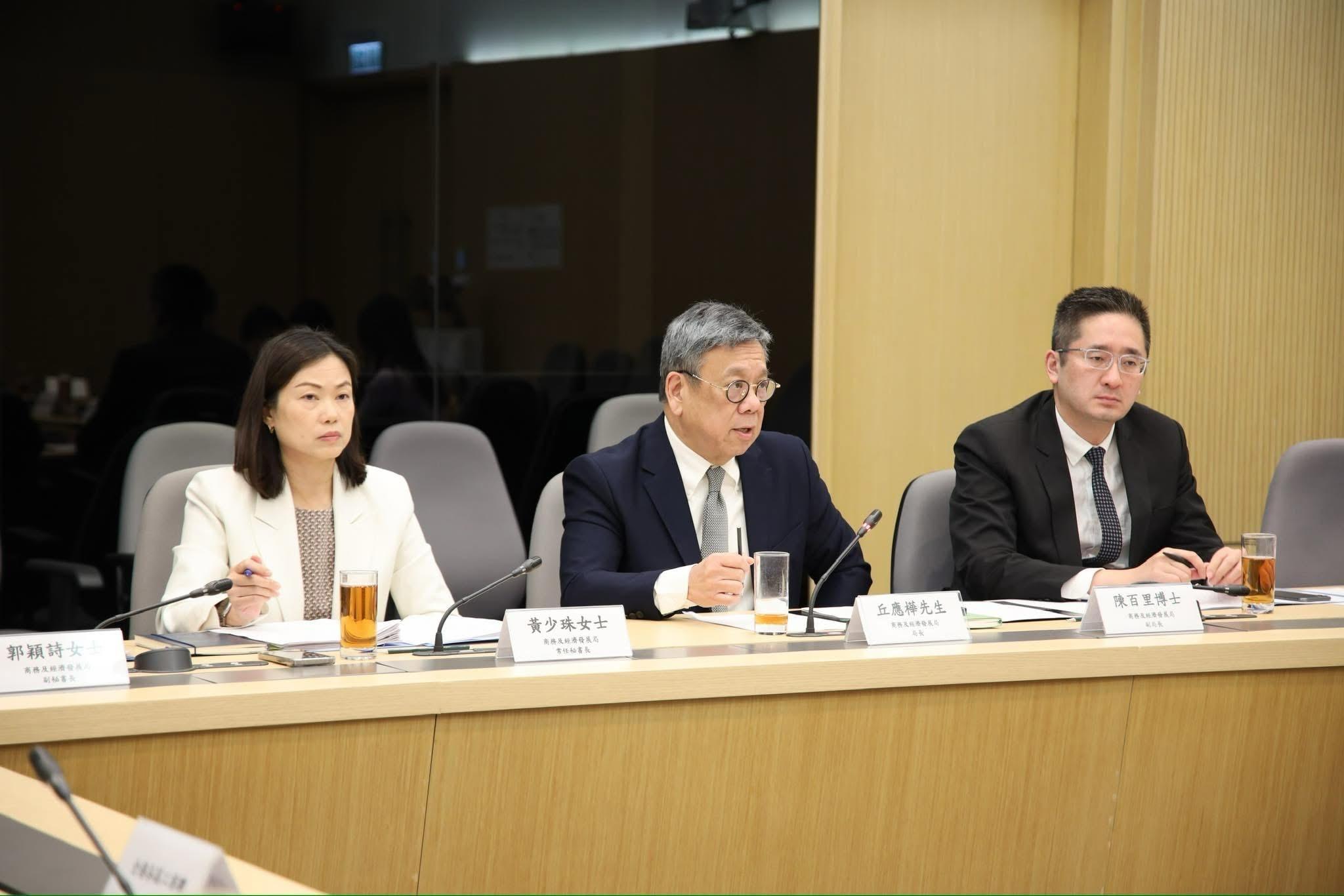 In view of the United States' announcement of the so-called reciprocal tariffs on Hong Kong products, the Secretary for Commerce and Economic Development, Mr Algernon Yau (centre), met with representatives of major local chambers of commerce and small and medium enterprise associations on Monday (April 7) to listen to their views and discuss measures in response to the incident. The Permanent Secretary for Commerce and Economic Development, Ms Maggie Wong (left), and the Under Secretary for Commerce and Economic Development, Dr Bernard Chan (right), also attended the meeting.