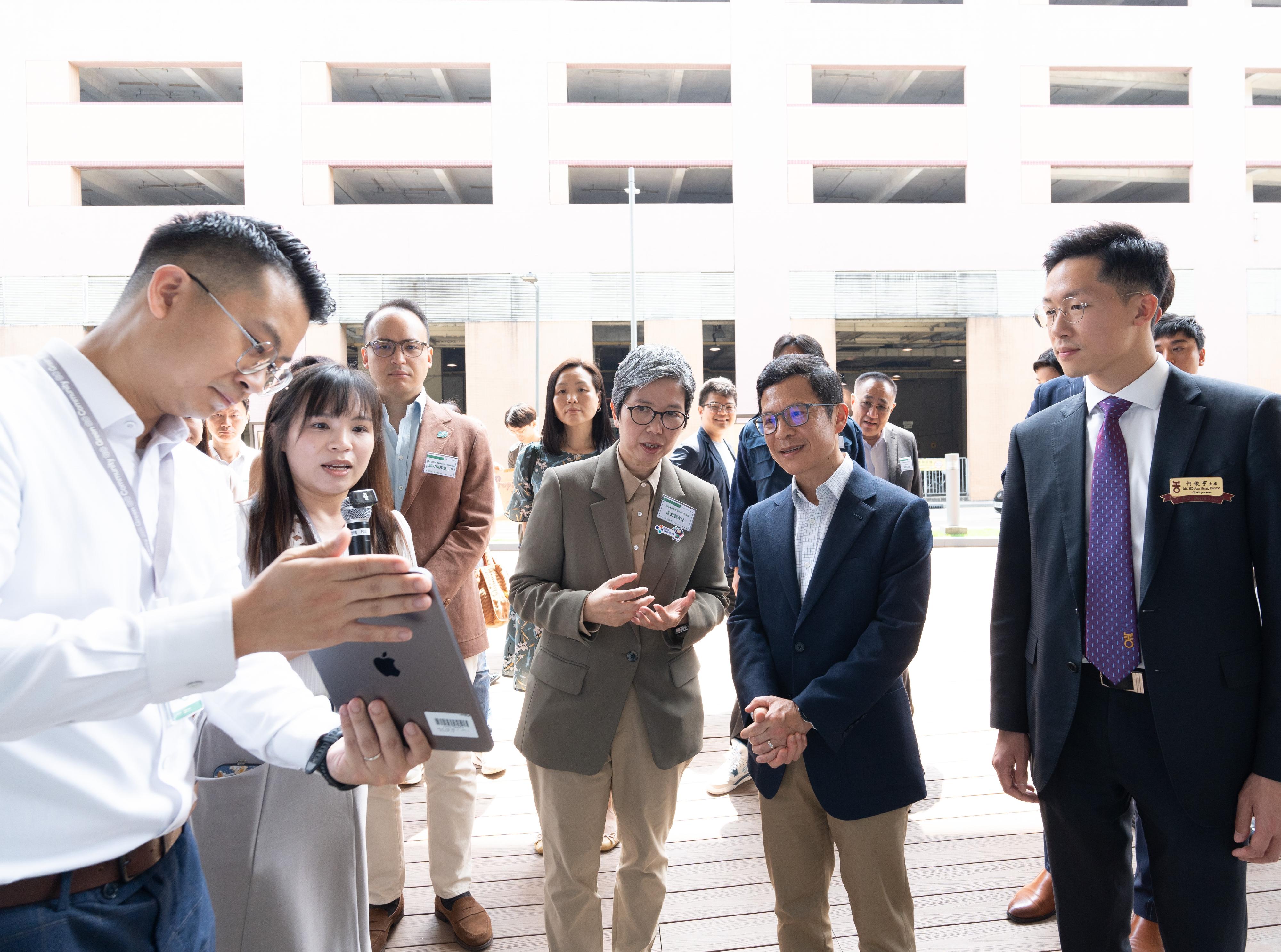 署理環境保護署署長鄭健與屯門區議會代表今日（四月十日）到訪遷往新址的「綠在屯門」，視察運作情況，以及了解「綠綠賞」電子積分兌換零售電子獎賞平台「易賞錢」積分的新功能。圖示鄭健（右二）聽取職員講解「綠綠賞」兌換「易賞錢」積分的新功能。