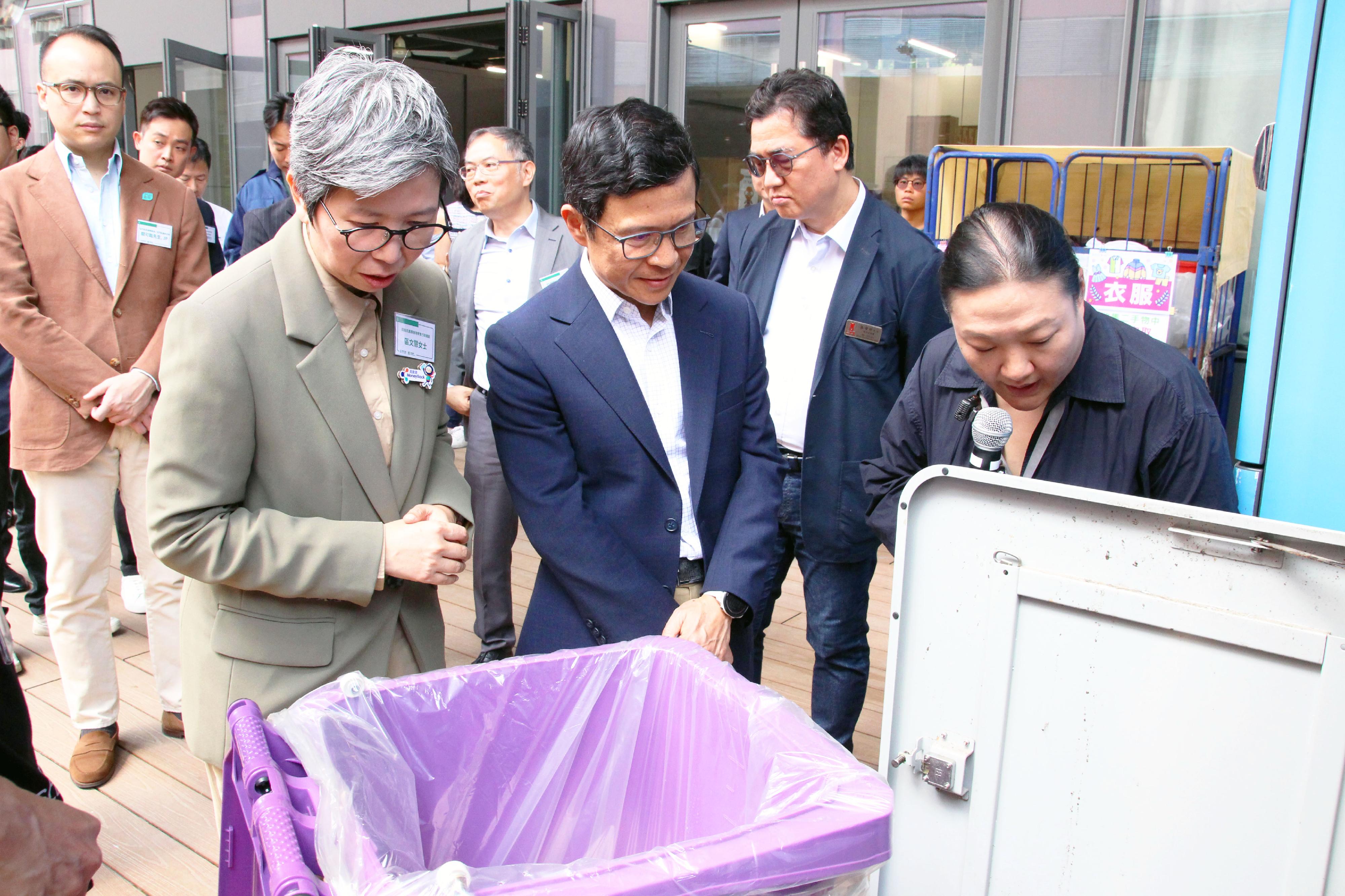 署理環境保護署署長鄭健與屯門區議會代表今日（四月十日）到訪遷往新址的「綠在屯門」，視察運作情況，以及了解「綠綠賞」電子積分兌換零售電子獎賞平台「易賞錢」積分的新功能。圖示鄭健（中）聽取有關「綠在屯門」回收設備的講解。