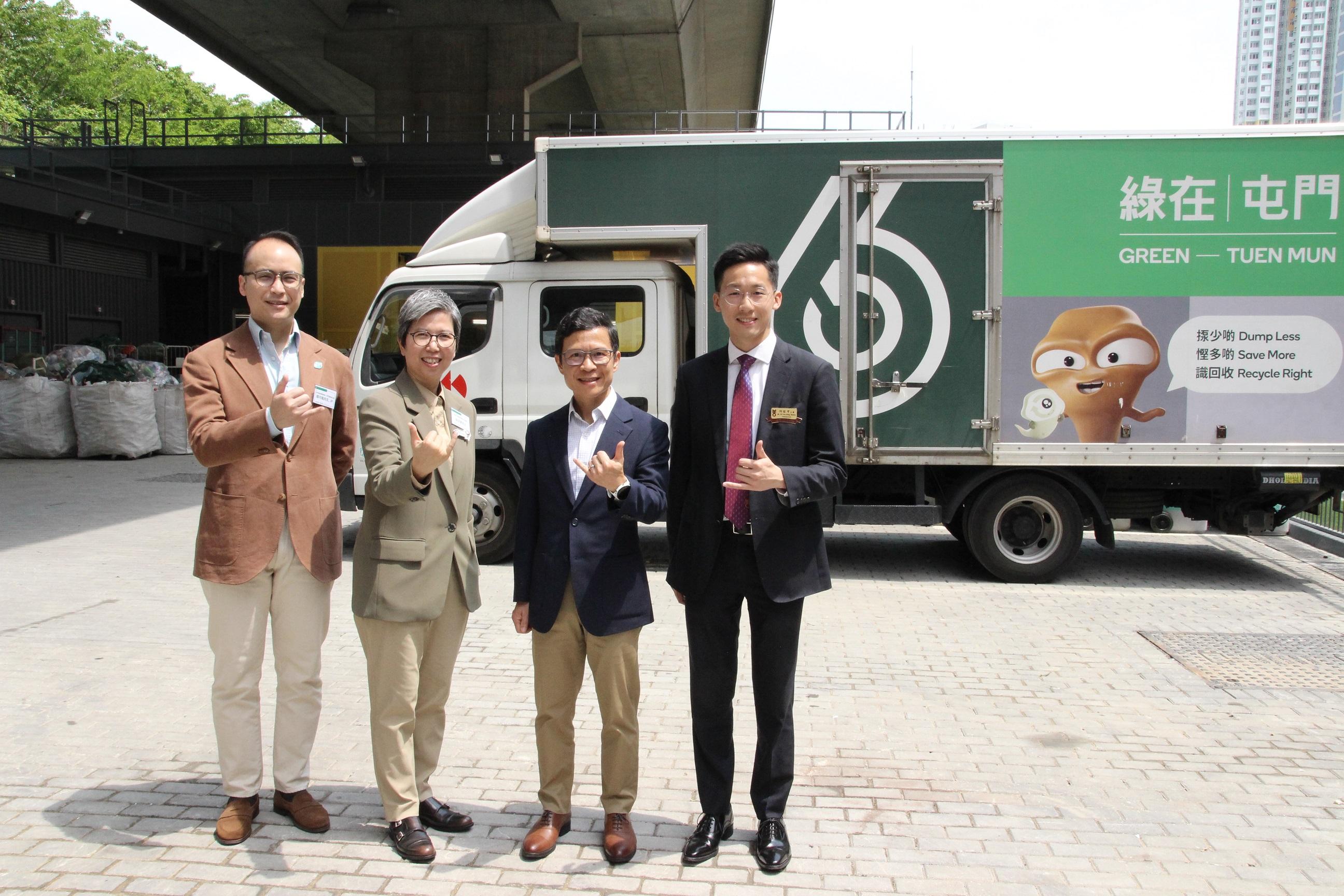 署理環境保護署署長鄭健與屯門區議會代表今日（四月十日）到訪遷往新址的「綠在屯門」，視察運作情況，以及了解「綠綠賞」電子積分兌換零售電子獎賞平台「易賞錢」積分的新功能。圖示鄭健（右二）與屯門民政事務專員及屯門區議會主席關可臨（左一）、「綠在屯門」營辦團體仁愛堂第四十六屆董事局主席何俊亨（右一）和屈臣氏集團香港零售行政總裁區文慧（左二）合照。