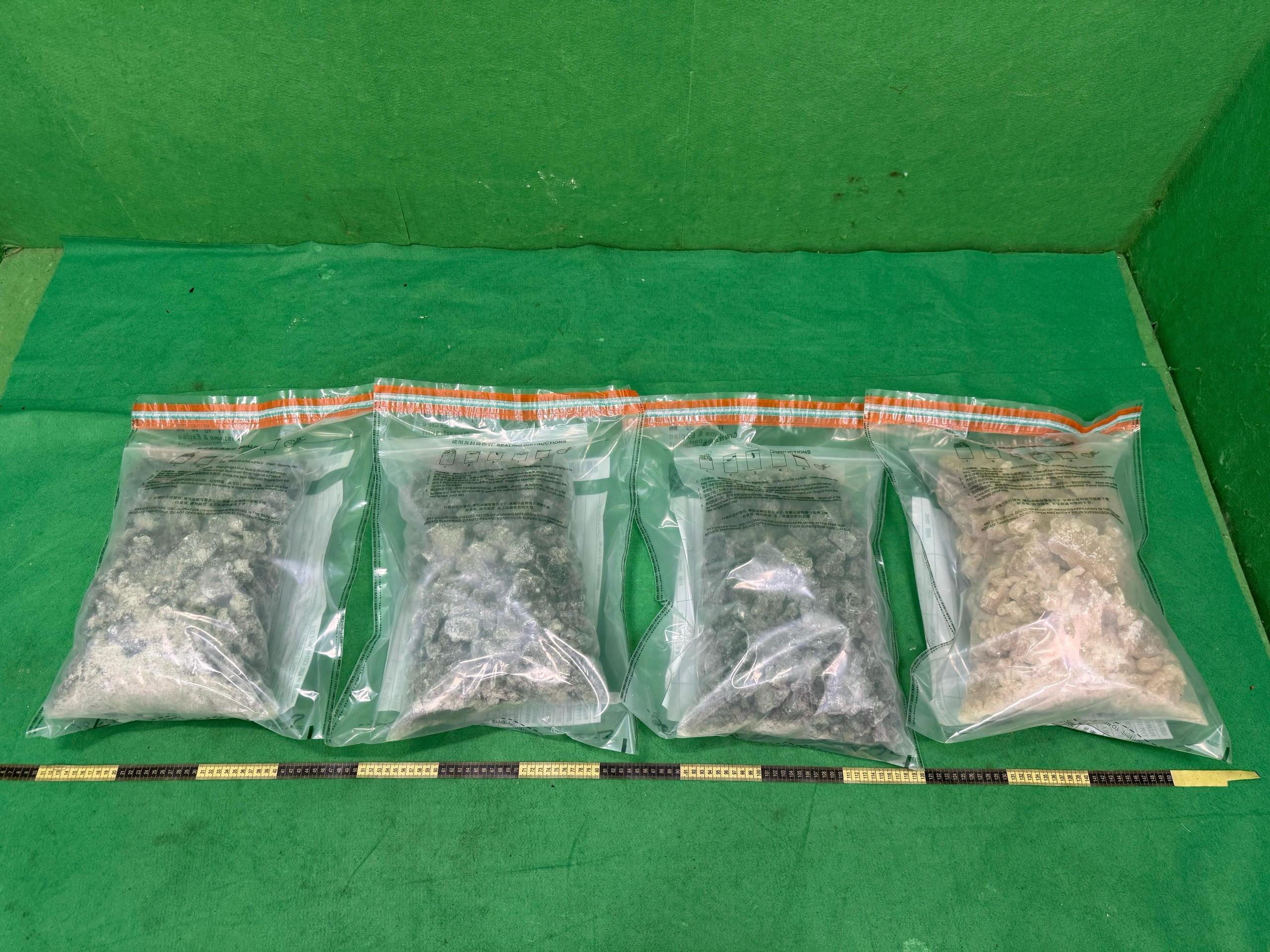 香港海關今日（四月十日）在香港國際機場偵破一宗行李藏毒的販毒案件，檢獲約二十公斤、估計市值約四百萬元懷疑亞甲二氧甲基安非他命。圖示檢獲的懷疑亞甲二氧甲基安非他命。